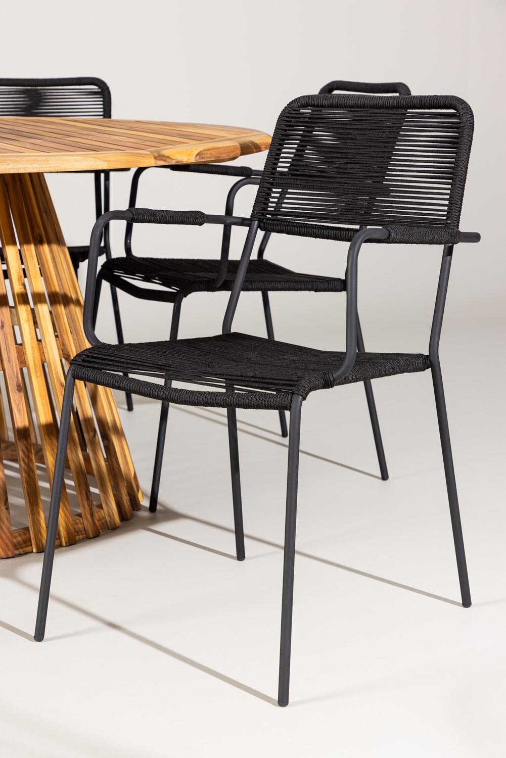 Tucumán Gartentisch Set rund + 6 x Lindos in Natur/Schwarz präsentiert im Onlineshop von KAQTU Design AG. Gartentischset ist von Venture Home