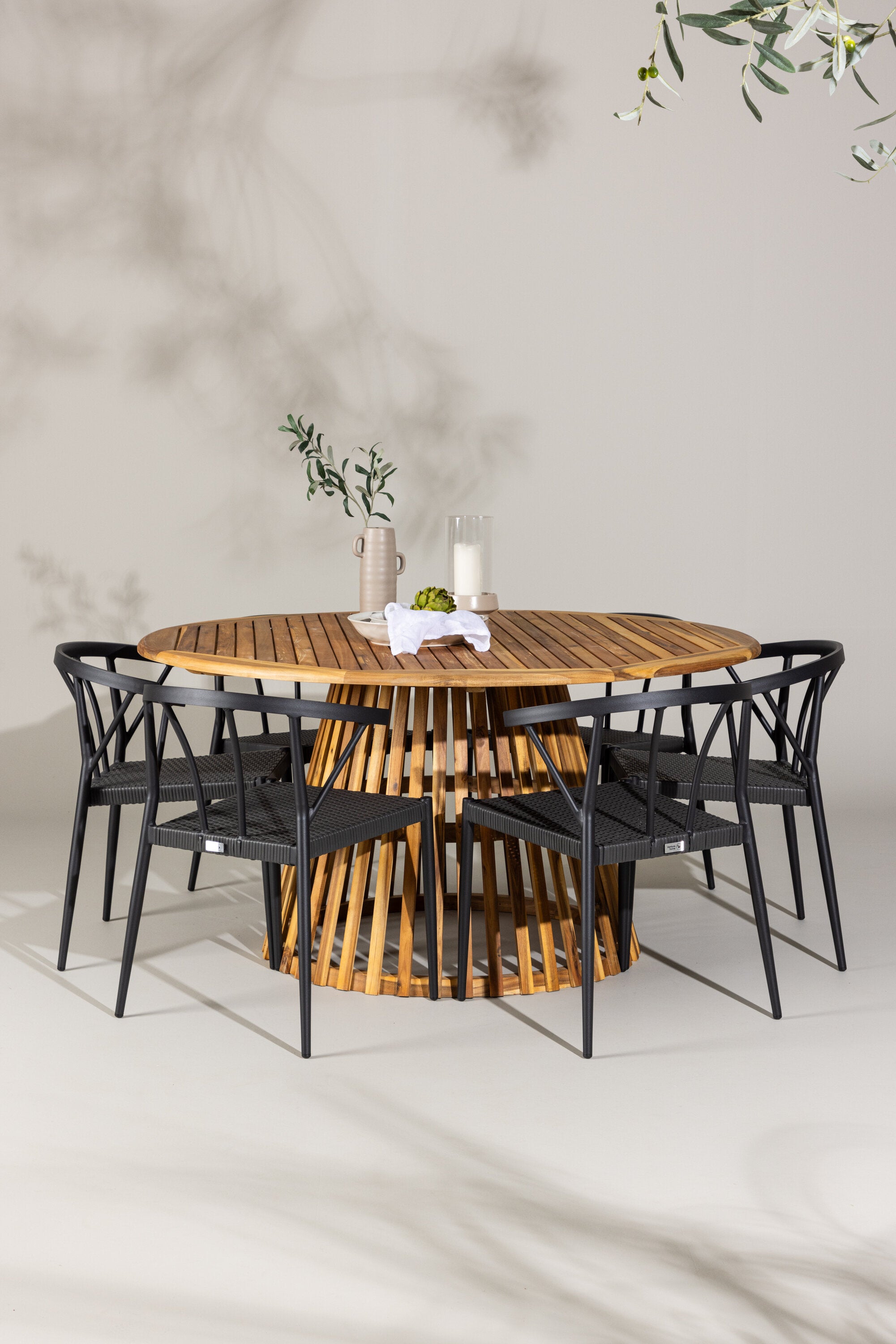 Tucumán Gartentisch Set rund + 6 x Stina in Natur/Schwarz präsentiert im Onlineshop von KAQTU Design AG. Gartentischset ist von Venture Home