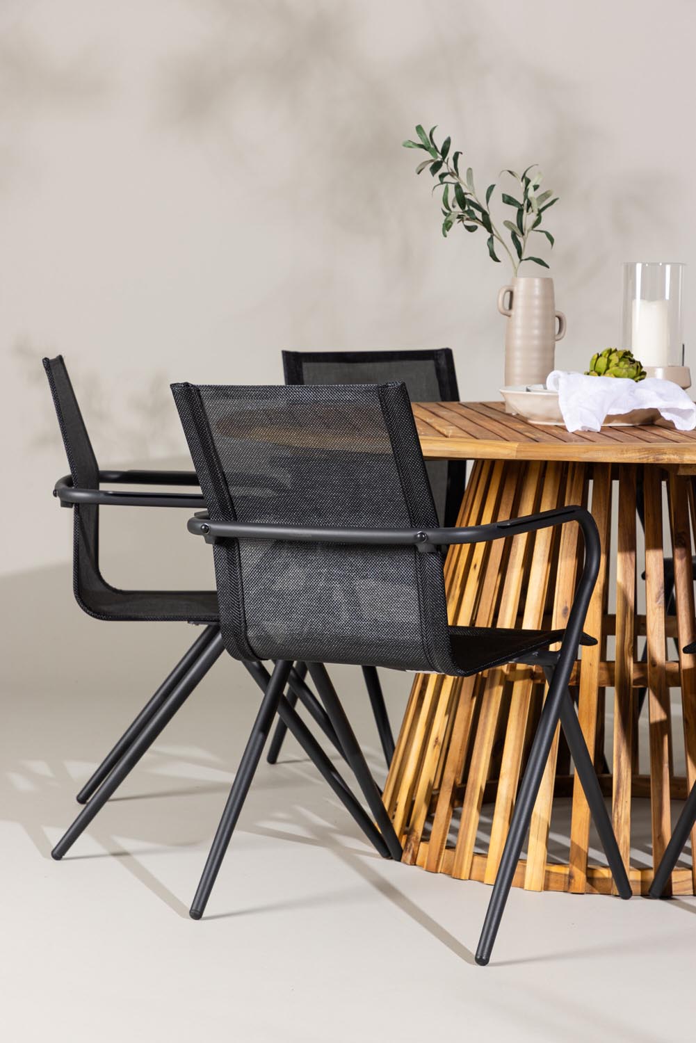 Tucumán Gartentisch Set rund + 6 x Alina in Natur/Schwarz präsentiert im Onlineshop von KAQTU Design AG. Gartentischset ist von Venture Home