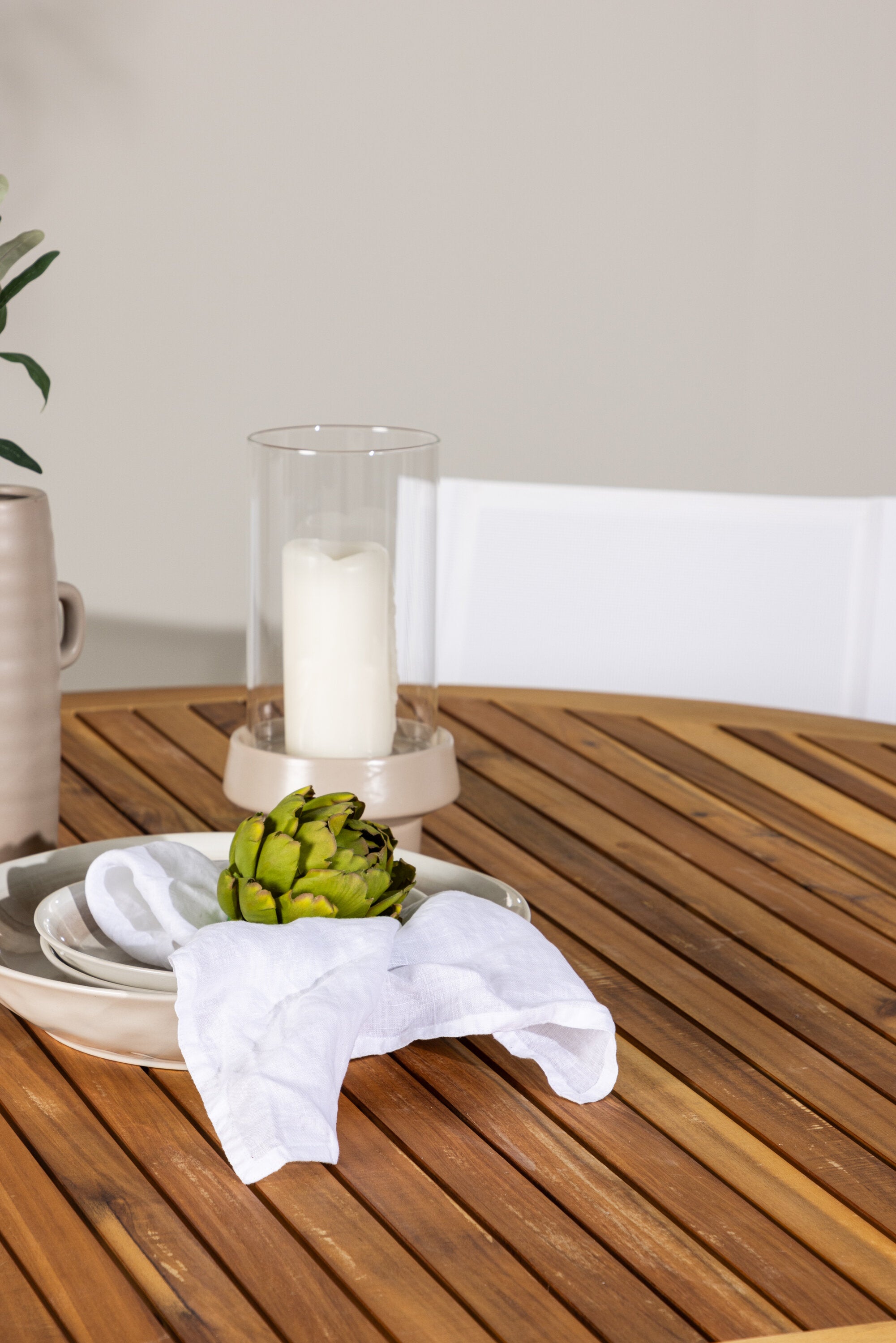 Tucumán Gartentisch Set rund + 6 x Alina in Natur/Weiss präsentiert im Onlineshop von KAQTU Design AG. Gartentischset ist von Venture Home