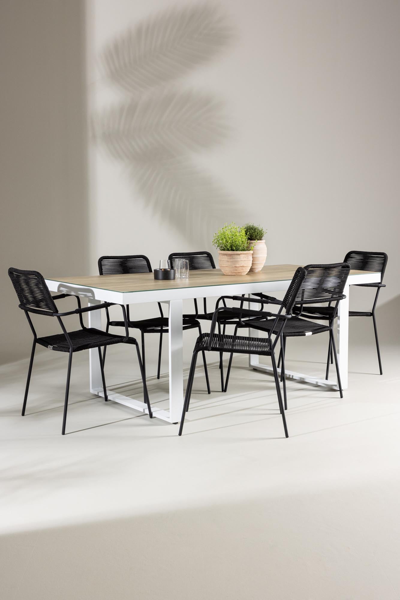 Elegantes Merlo Gartentisch-Set mit Lindos-Stühlen von Venture Home, ideal für stilvolle Outdoor-Bereiche.