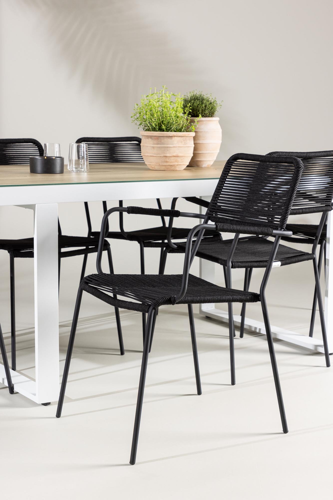 Elegantes Merlo Gartentisch-Set mit Lindos-Stühlen von Venture Home, ideal für stilvolle Outdoor-Bereiche.
