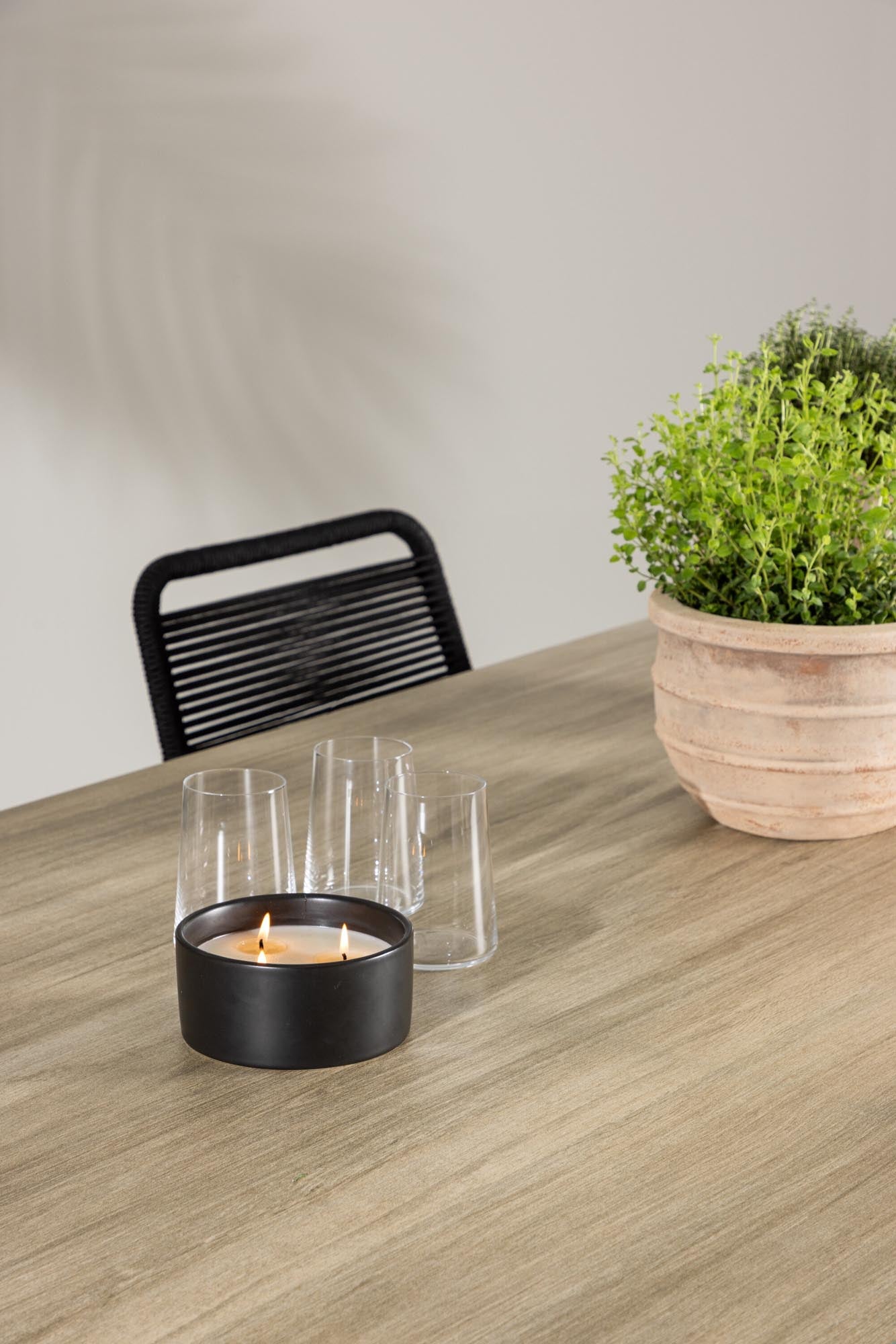 Elegantes Merlo Gartentisch-Set mit Lindos-Stühlen von Venture Home, ideal für zeitgemässe Aussenbereiche und Terrassen.