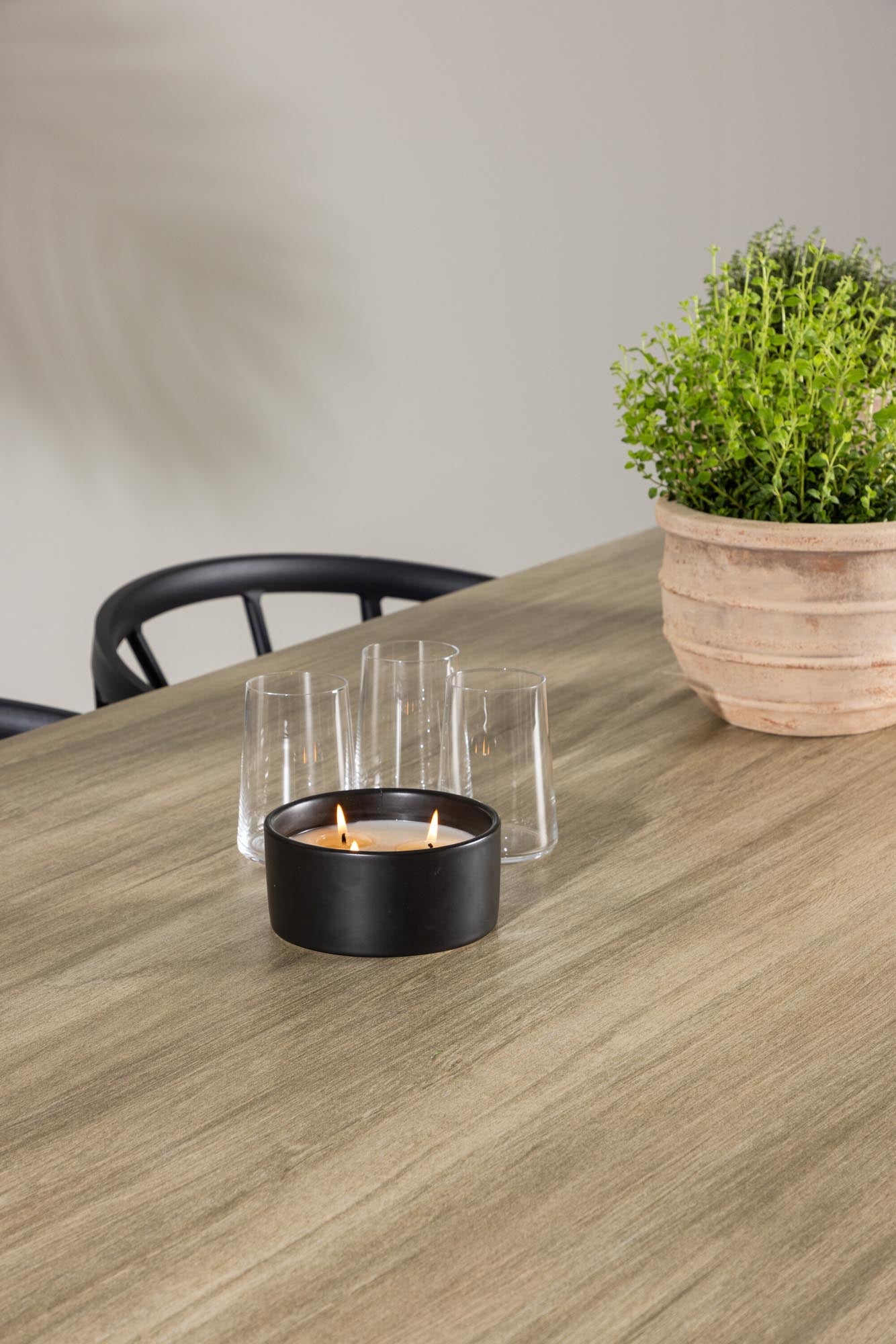 Elegantes Merlo Gartentisch Set mit Stina Stühlen von Venture Home, ideal für Garten oder Terrasse, stilvoll und komfortabel.