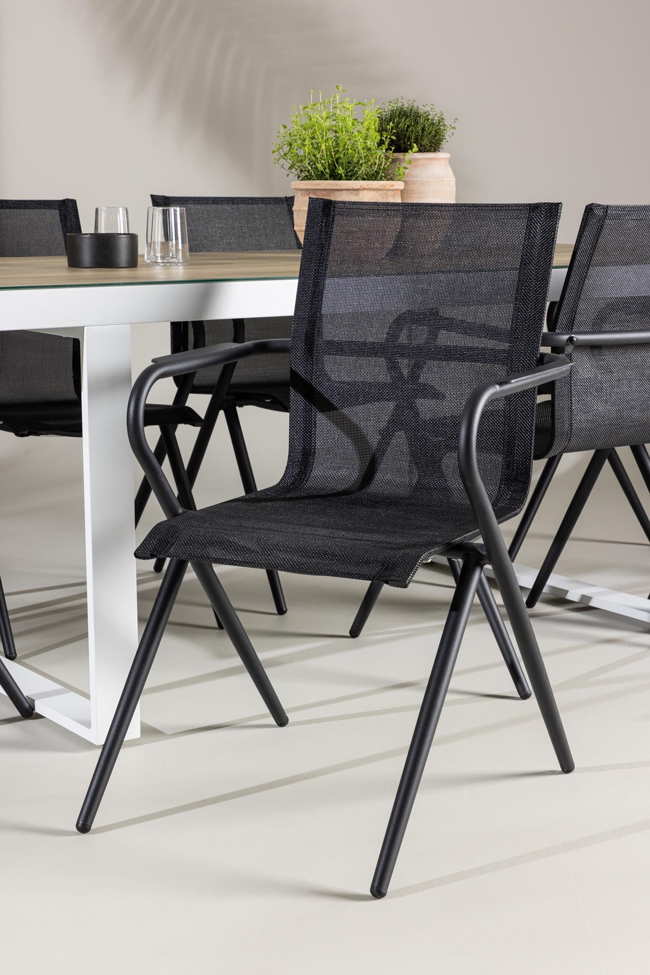 Stilvolles Merlo Gartentisch-Set mit Alina-Stühlen von Venture Home, perfekt für entspannte Stunden im Garten.