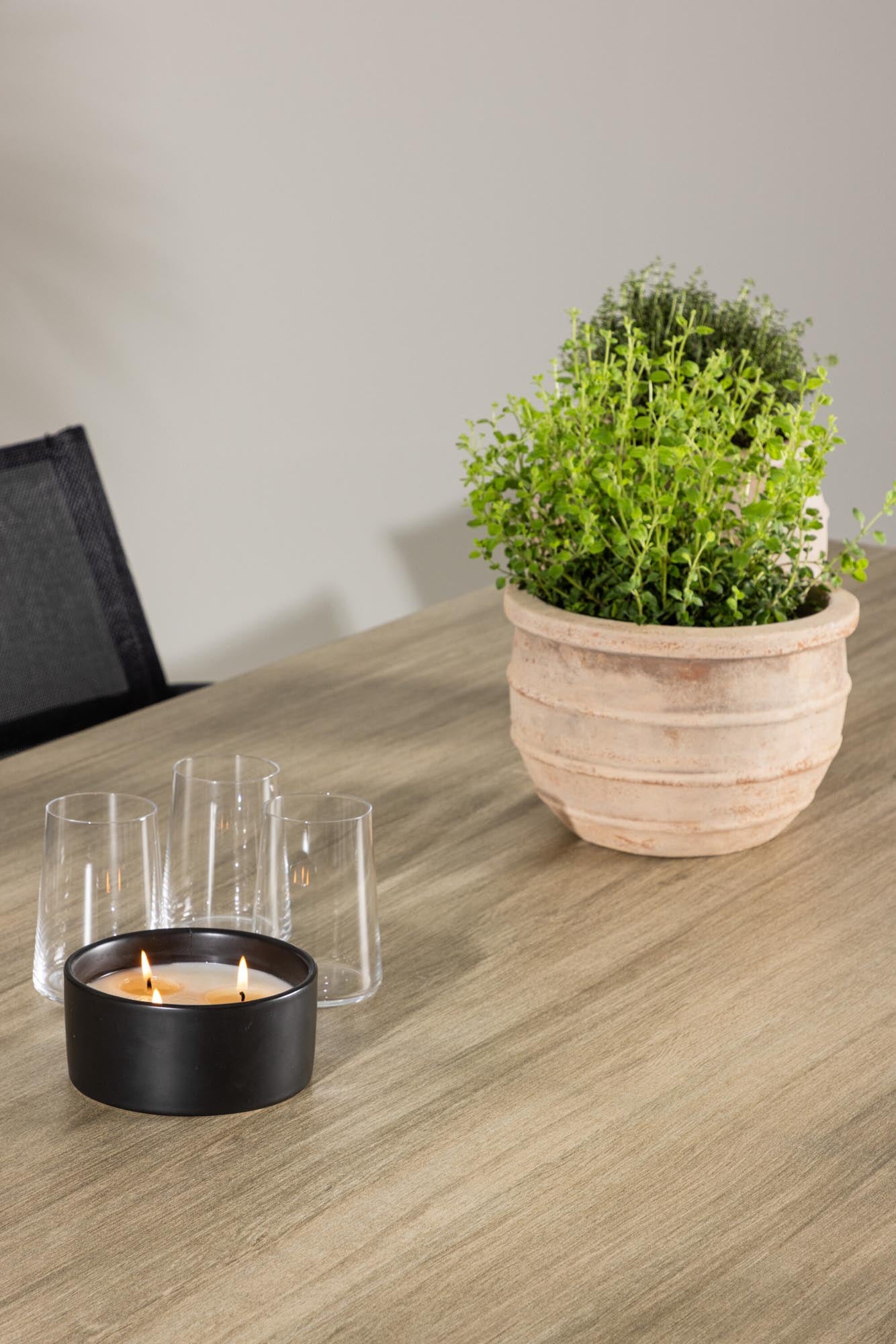 Elegantes Merlo Gartentisch-Set mit Alina-Stühlen von Venture Home, ideal für stilvolle Gartenmomente.