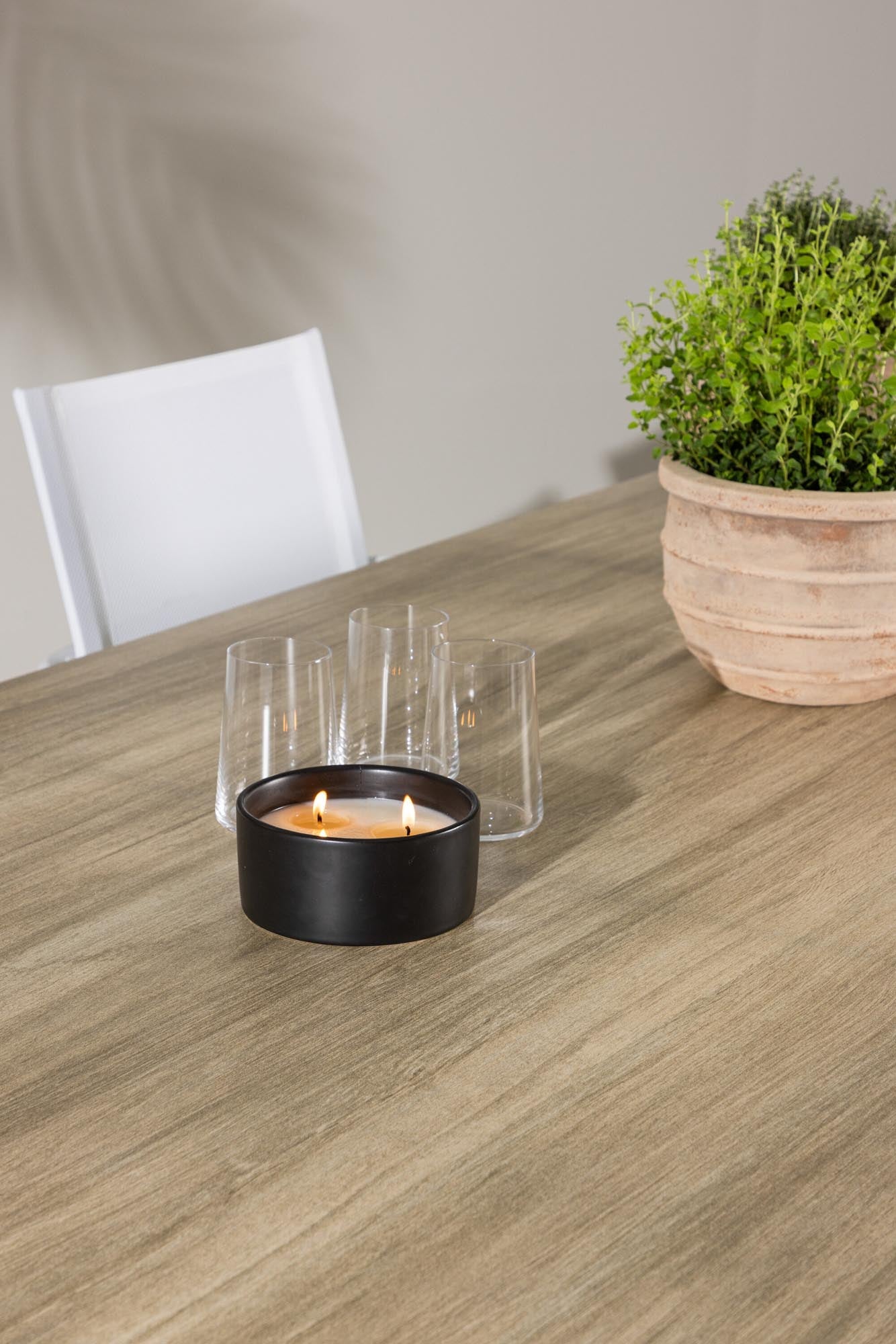 Modernes Merlo Gartentisch-Set mit Alina-Stühlen von Venture Home, perfekt für entspannte Stunden im Freien und stilvolle Gartenpartys.