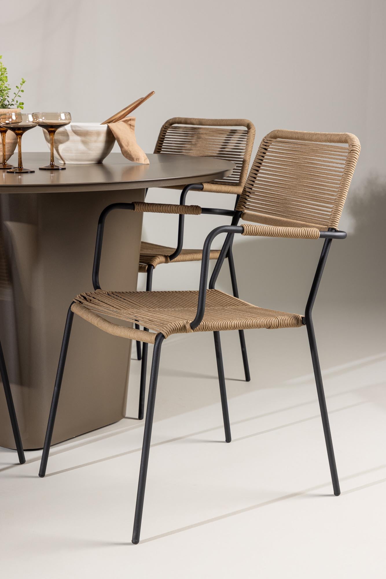 Elegantes Santa Fe Gartentisch Set von Venture Home: Rundes Design, Aluminium, wetterfest, komfortable Stühle, ideal für drinnen & draussen.