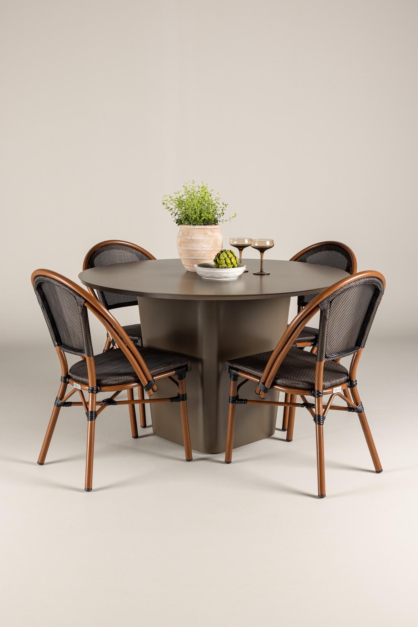 Elegantes, rundes Esszimmerset aus Aluminium, wetterfest, mit ergonomischen Stühlen für stilvollen Komfort.