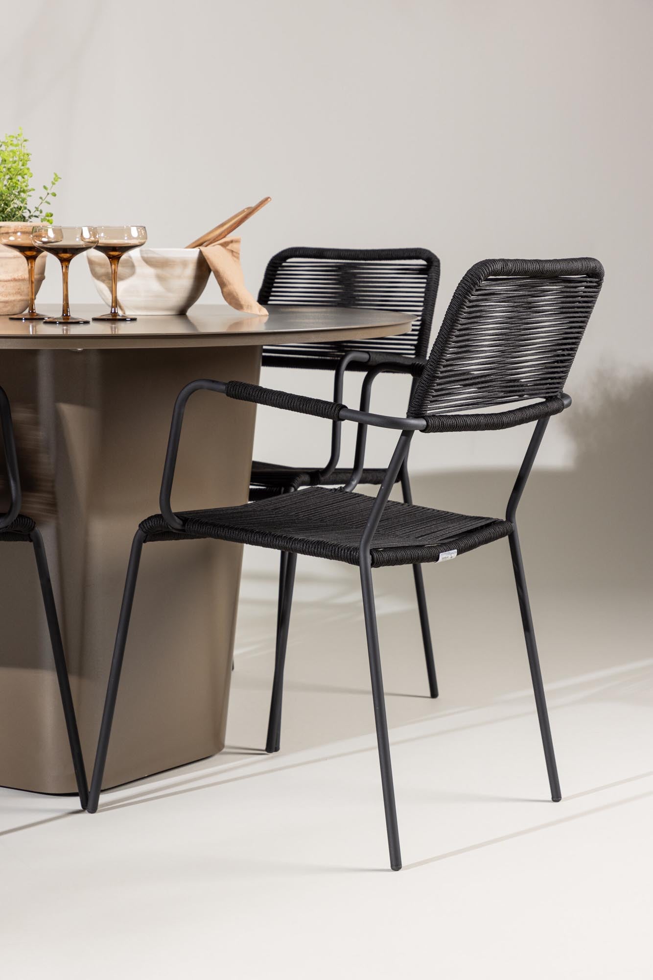 Elegantes, wetterfestes Esszimmerset aus Aluminium für stilvolle Momente drinnen und draussen.