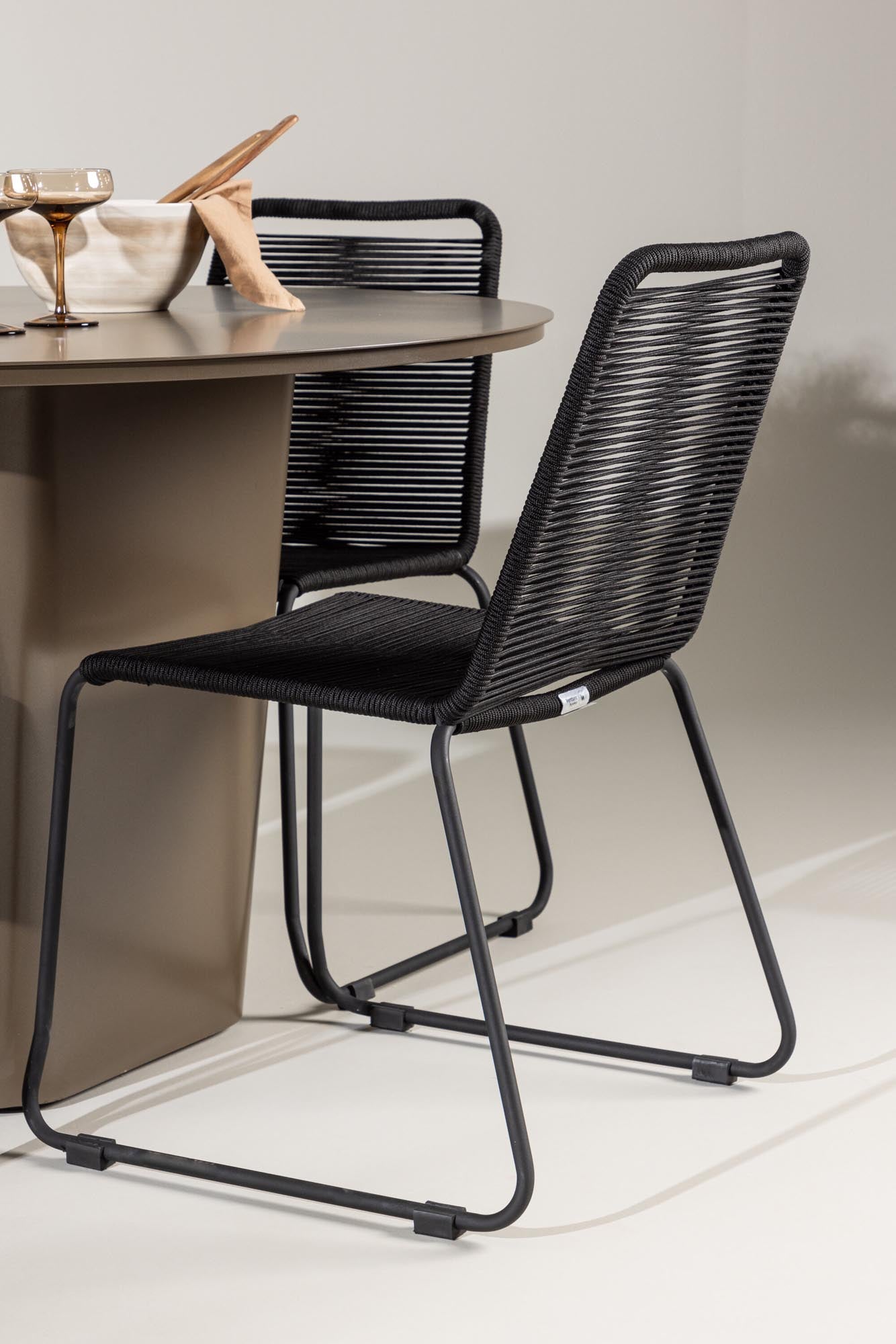 Stilvolles, wetterfestes Esszimmerset aus Aluminium für drinnen und draussen, mit ergonomischen Stühlen.