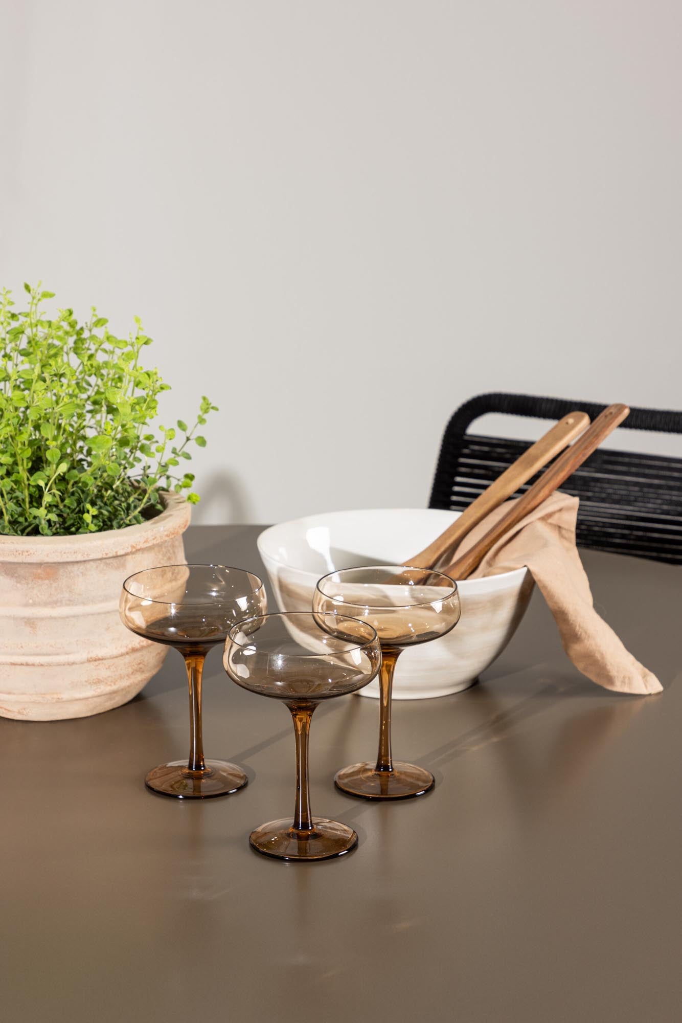 Das Santa Fe Gartentisch Set Lindos von Venture Home kombiniert modernes Design mit Funktionalität und ist stapelbar für Ihren Garten.