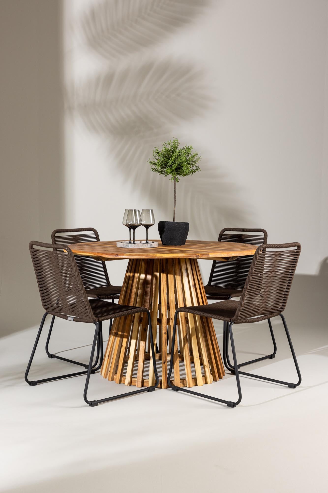 Rundes Gartentisch-Set Lumpur mit Lindos-Stühlen von Venture Home, ideal für stilvolle Gartenmomente und sommerliche Erholung.