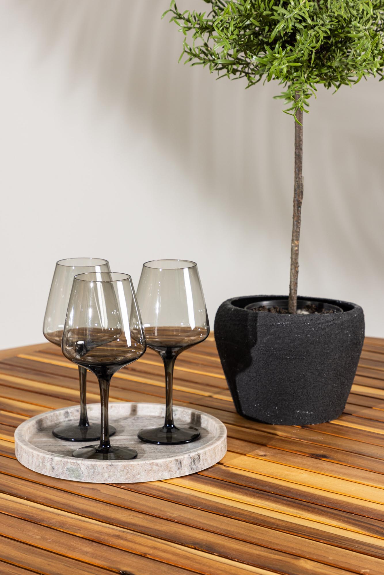 Rundes Gartenset Lumpur mit Lindos-Stühlen von Venture Home, perfekt für entspannte Sommerabende und stilvolles Outdoor-Ambiente.