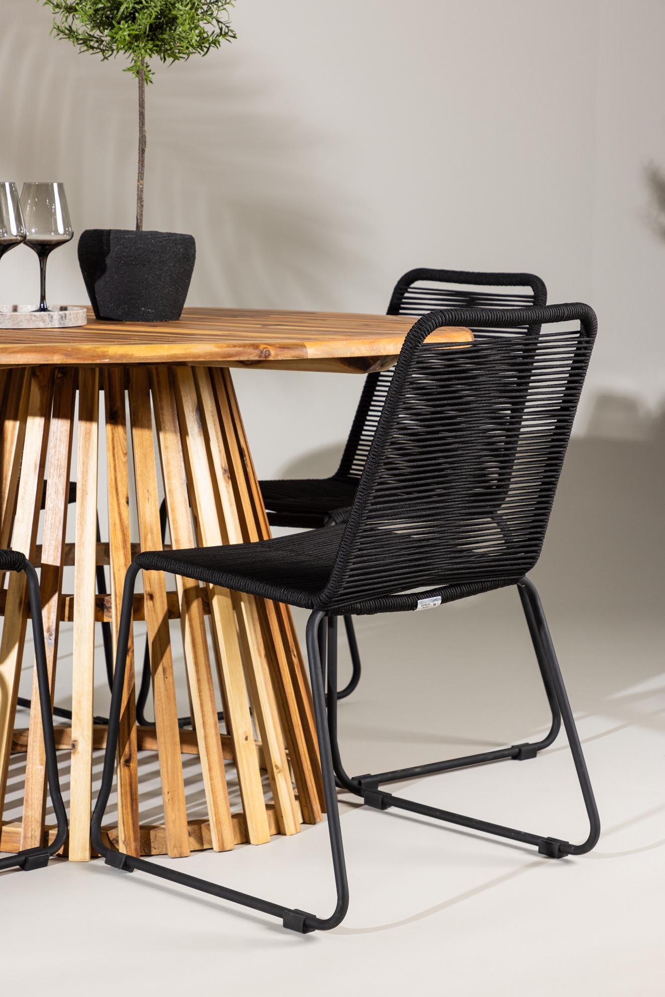 Elegantes Esszimmerset aus Akazienholz, rund, für gesellige Runden. Stilvoll, langlebig, pflegeleicht. Perfekt für Ihr Zuhause.