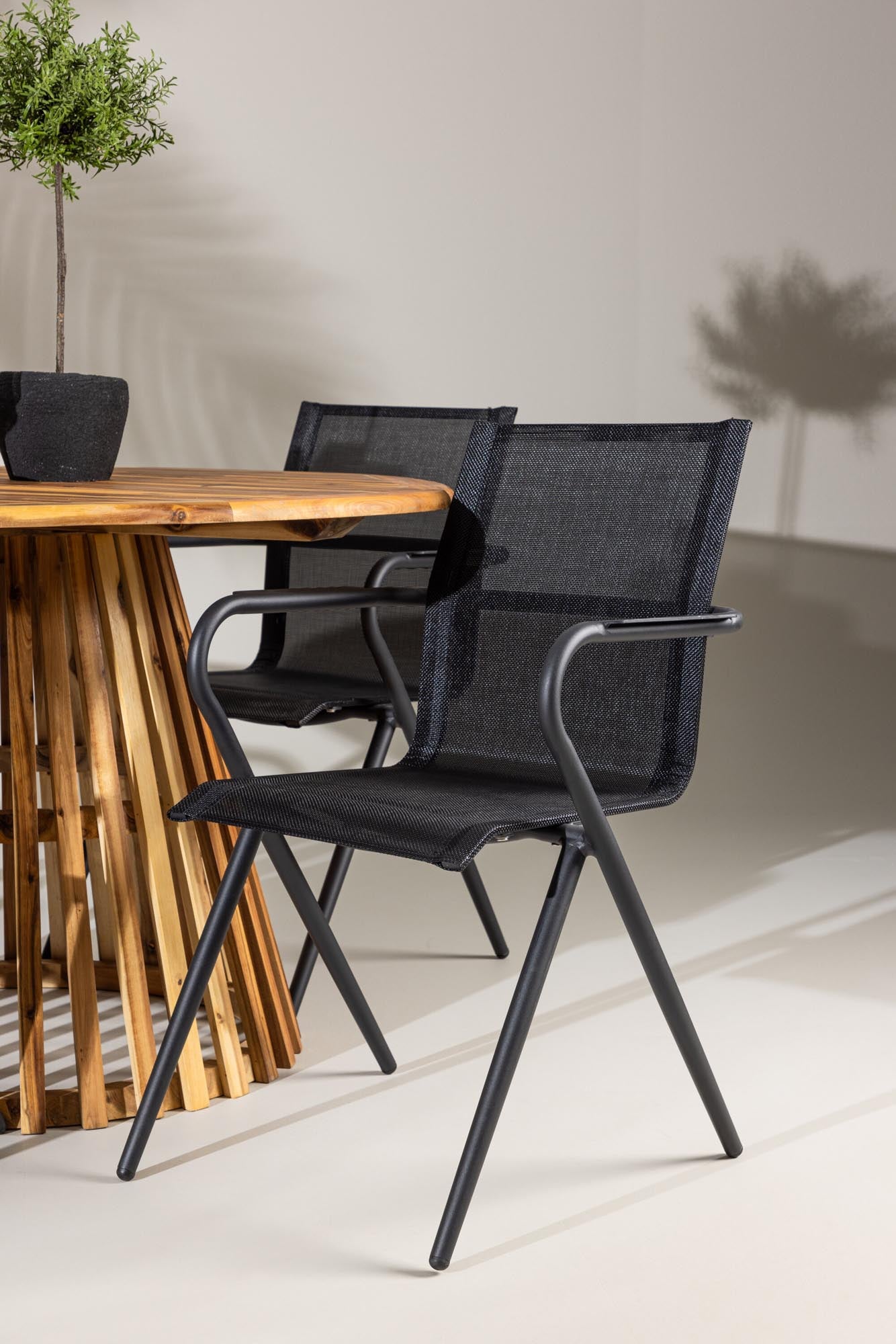 Elegantes Lumpur Gartentisch-Set mit runder Tischplatte und Alina-Stühlen, perfekt für Garten oder Terrasse, von Venture Home.