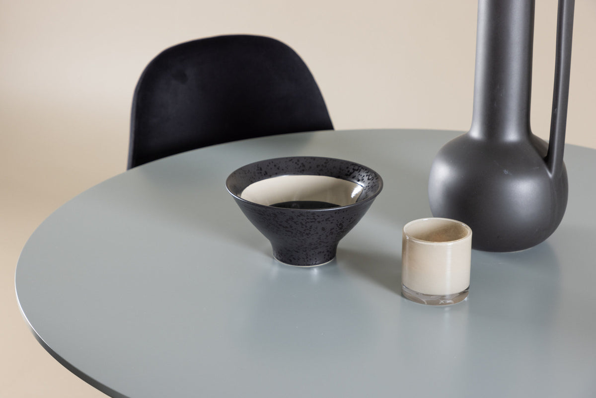 Plaza Esstisch mit Polar Stühlen in Schwarz präsentiert im Onlineshop von KAQTU Design AG. Esszimmerset ist von Venture Home
