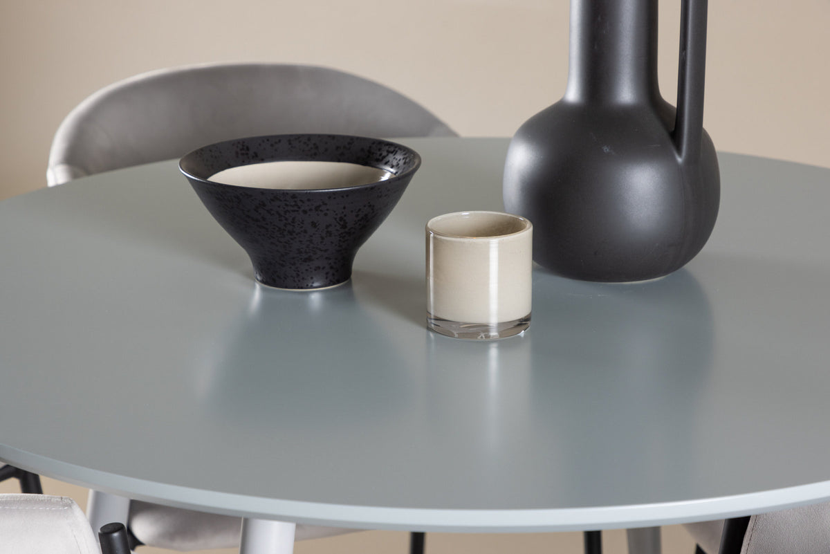 Plaza Esstisch mit Stühlen Evelina in Grau präsentiert im Onlineshop von KAQTU Design AG. Esszimmerset ist von Venture Home