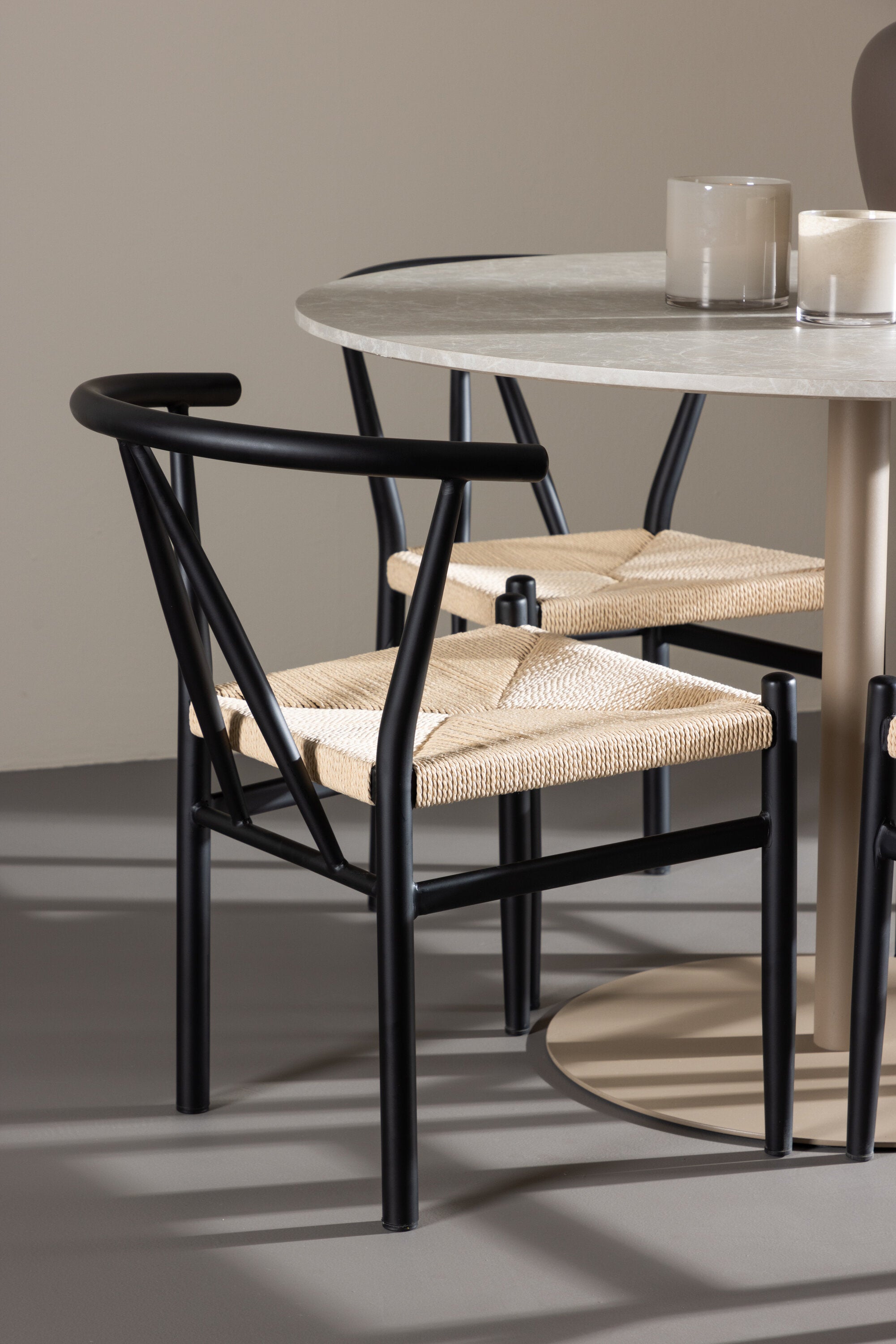 Lycke Esstisch mit Alfons Stühlen in präsentiert im Onlineshop von KAQTU Design AG. Bartischset ist von Venture Home