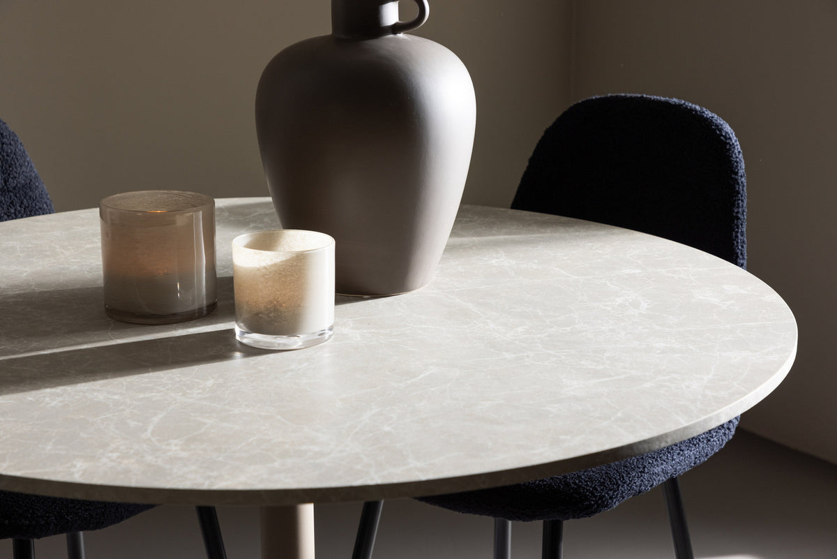 Lycke Esstisch mit Polar Stühlen in Schwarz präsentiert im Onlineshop von KAQTU Design AG. Esszimmerset ist von Venture Home
