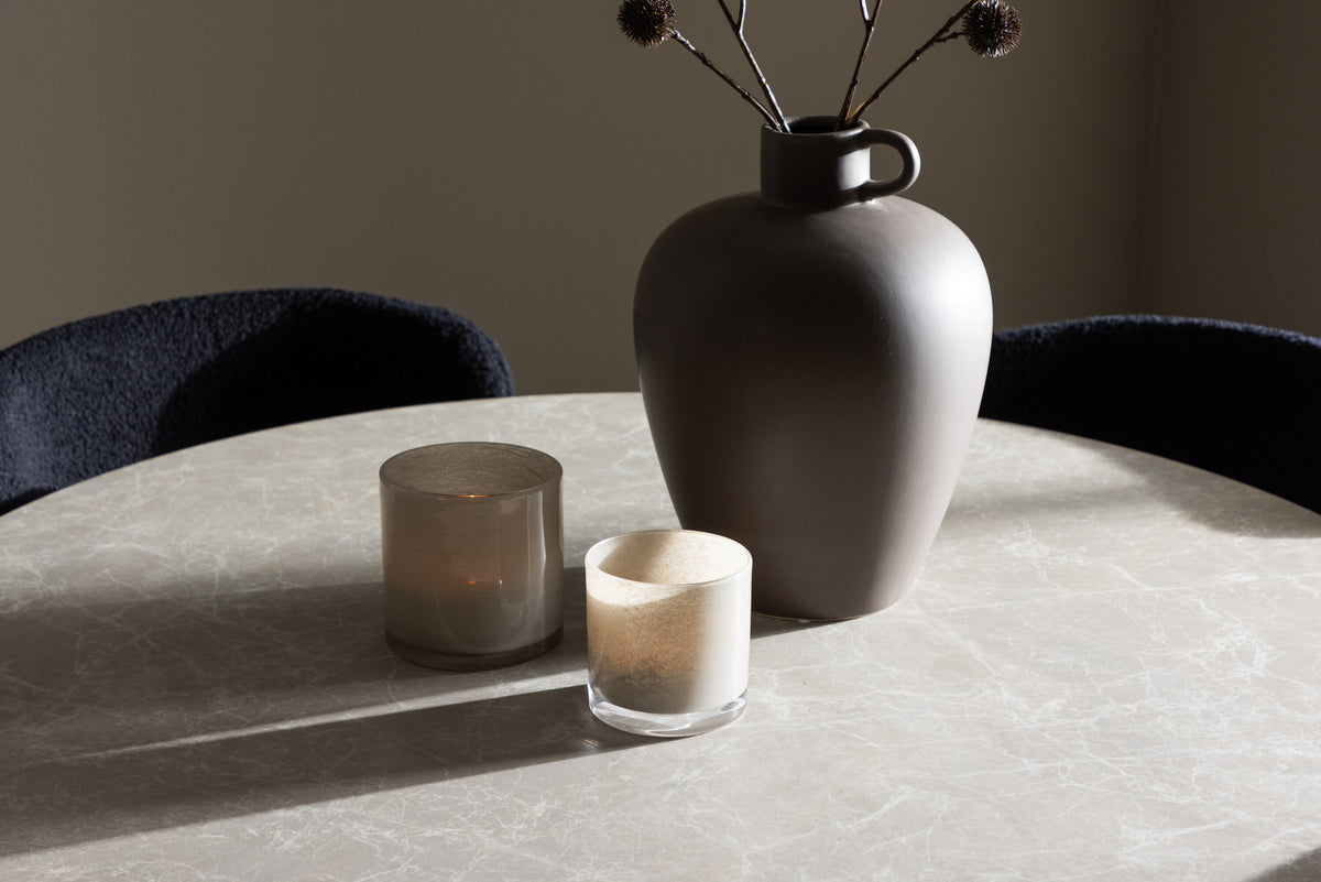 Lycke Esstisch mit Modesto Stühlen in Schwarz präsentiert im Onlineshop von KAQTU Design AG. Esszimmerset ist von Venture Home