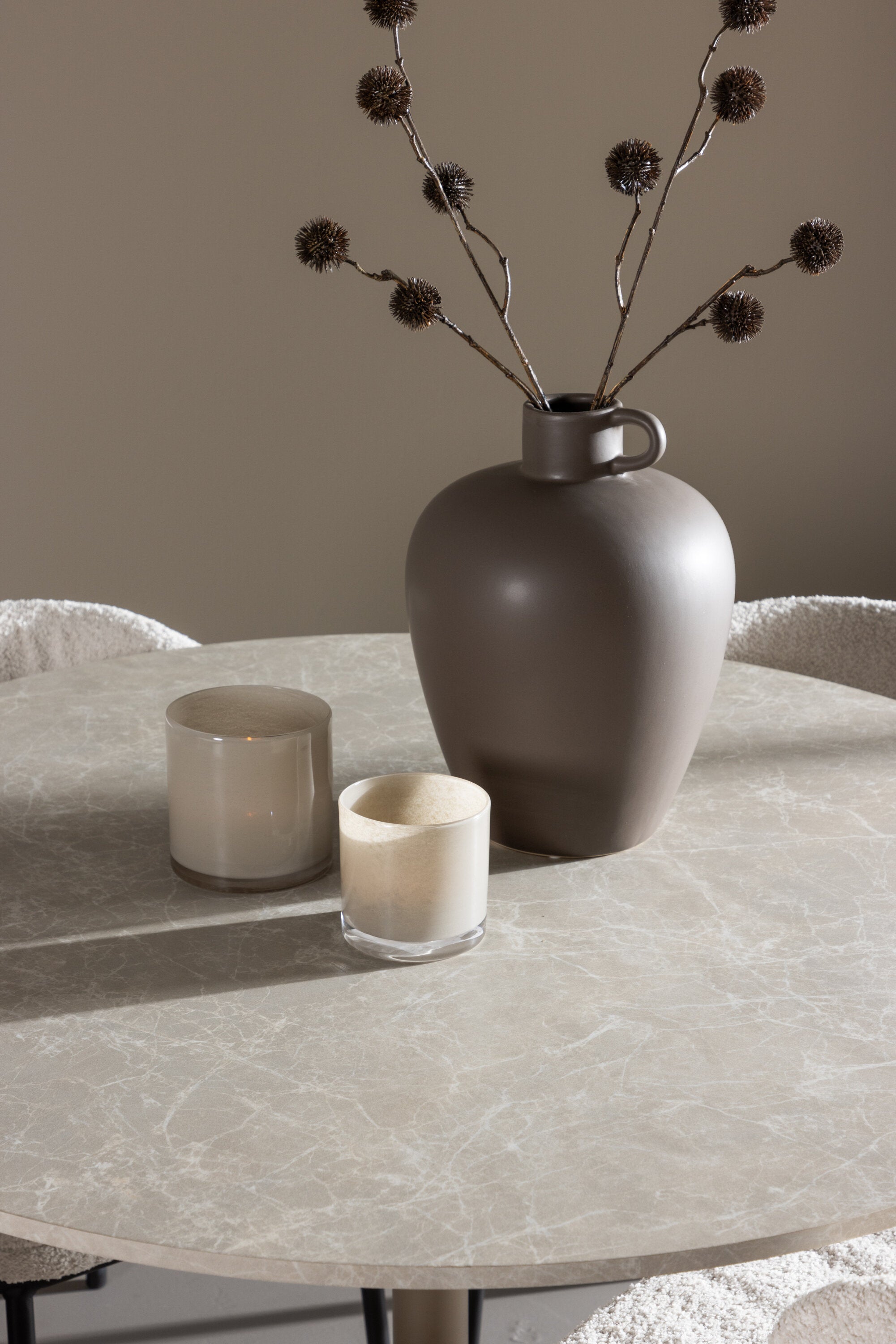 Lycke Esstisch mit Agnes Stühlen in präsentiert im Onlineshop von KAQTU Design AG. Bartischset ist von Venture Home