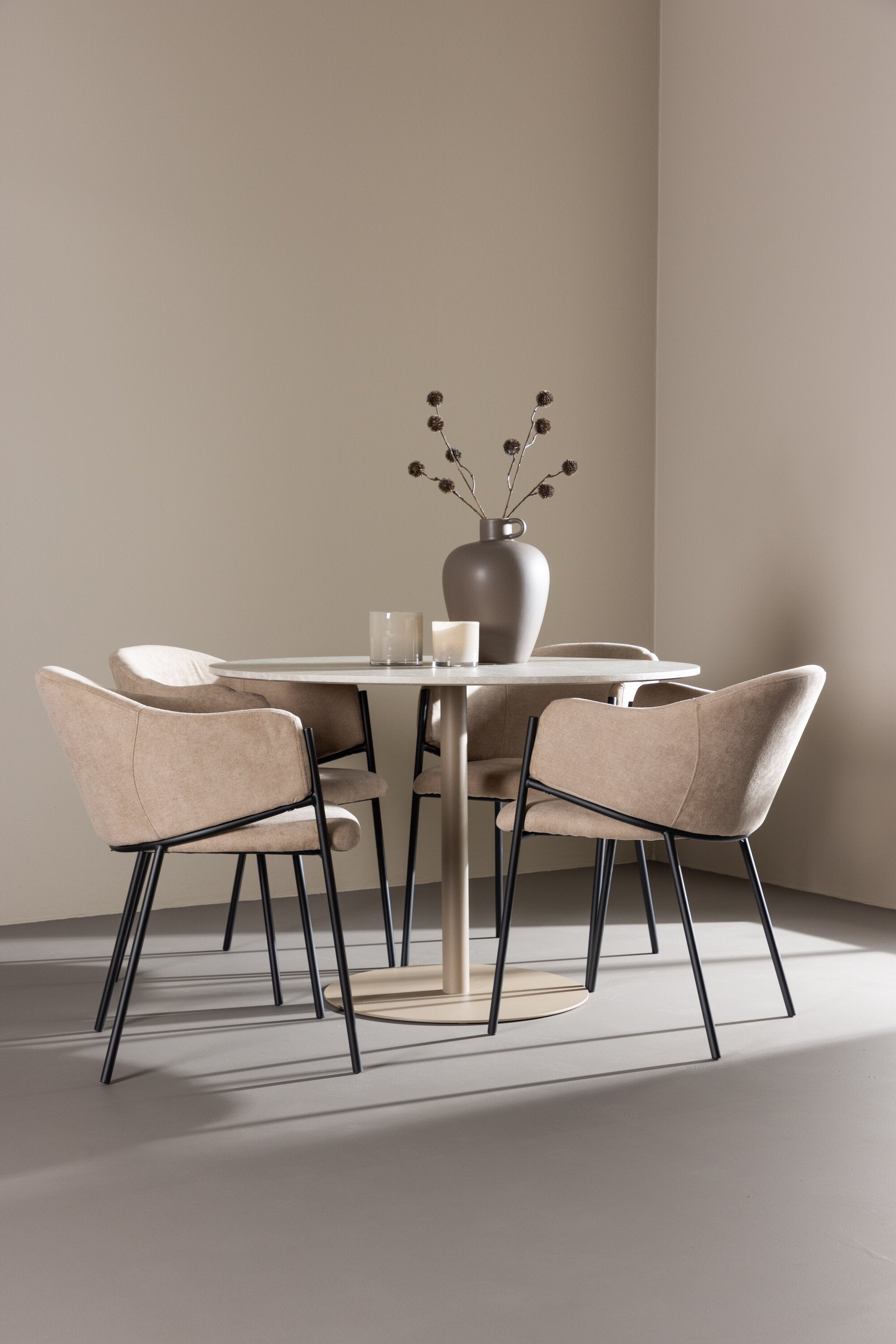 Lycke Esstisch mit Stühlen von Evelina in präsentiert im Onlineshop von KAQTU Design AG. Bartischset ist von Venture Home
