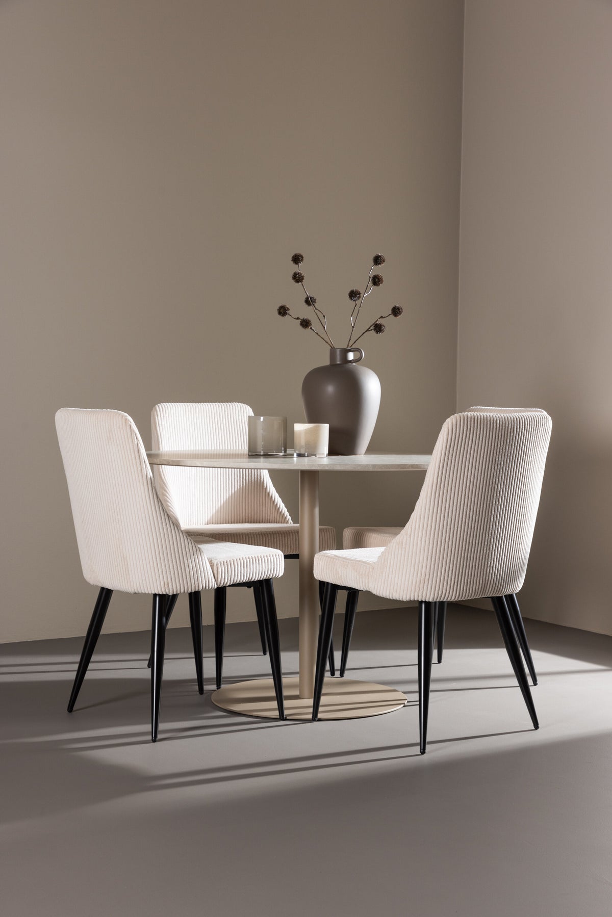 Lycke Esstisch mit Leone Stühlen in Beige präsentiert im Onlineshop von KAQTU Design AG. Esszimmerset ist von Venture Home