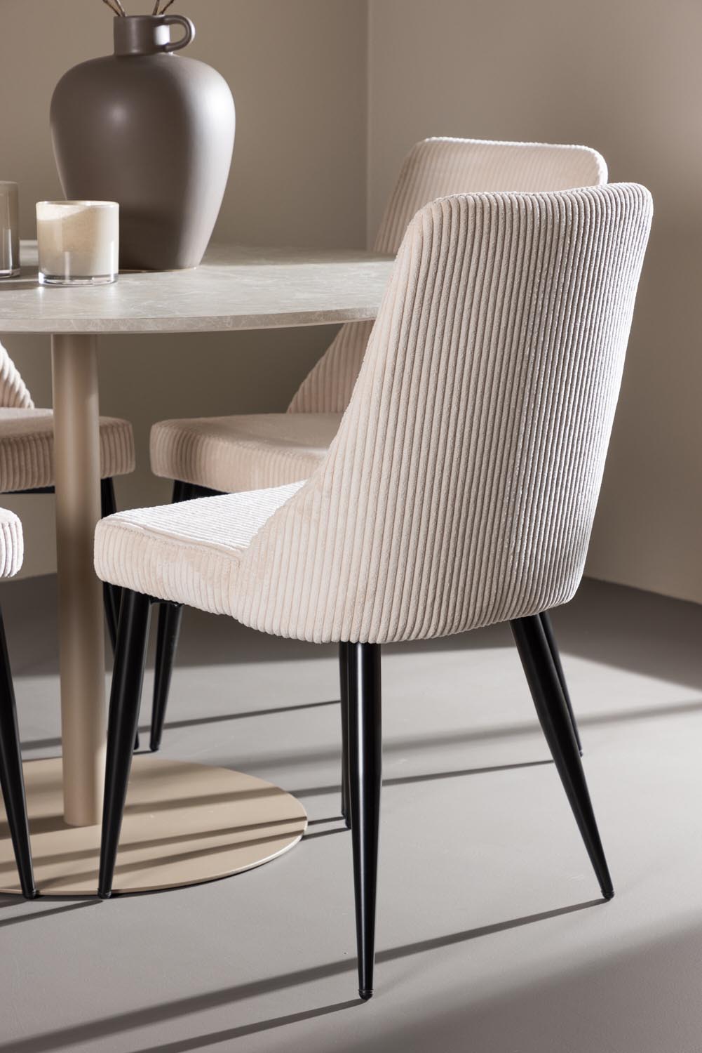 Lycke Esstisch mit Leone Stühlen in Beige präsentiert im Onlineshop von KAQTU Design AG. Esszimmerset ist von Venture Home