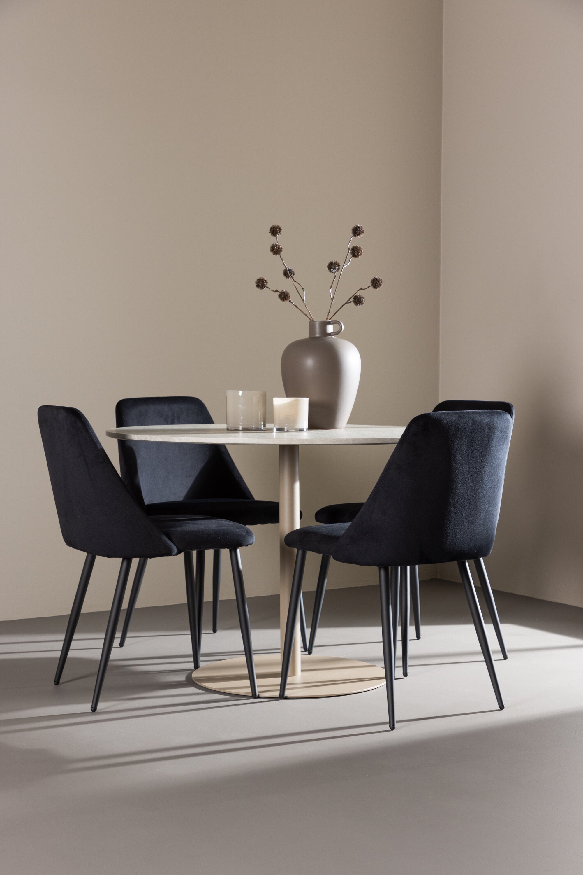 Lycke Esstisch mit Night Stühlen in präsentiert im Onlineshop von KAQTU Design AG. Bartischset ist von Venture Home