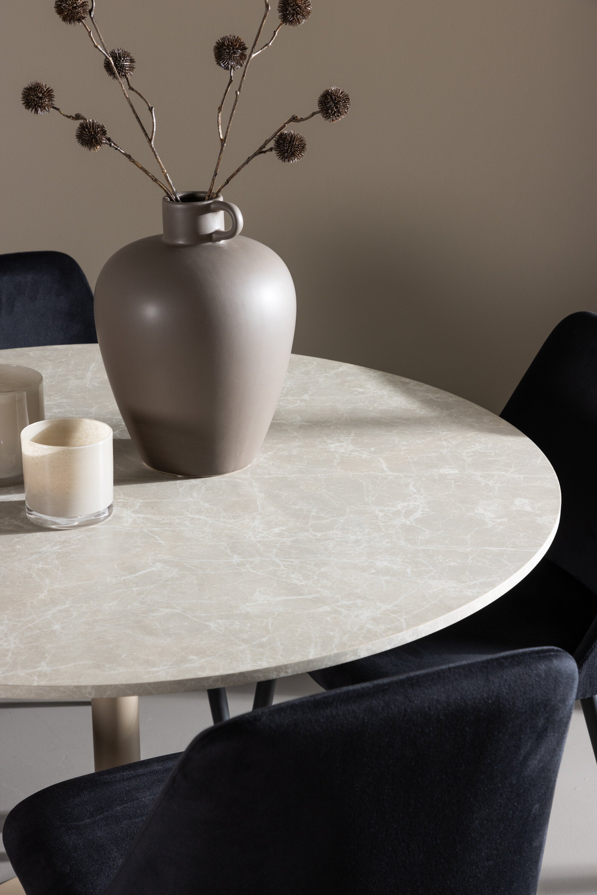 Lycke Esstisch mit Night Stühlen in präsentiert im Onlineshop von KAQTU Design AG. Bartischset ist von Venture Home