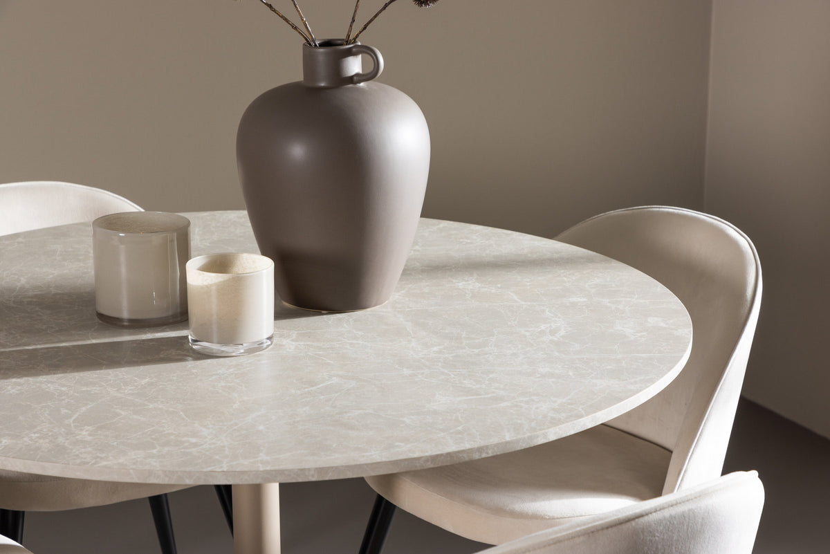 Lycke Esstisch mit Velvet Stühlen in Beige präsentiert im Onlineshop von KAQTU Design AG. Esszimmerset ist von Venture Home