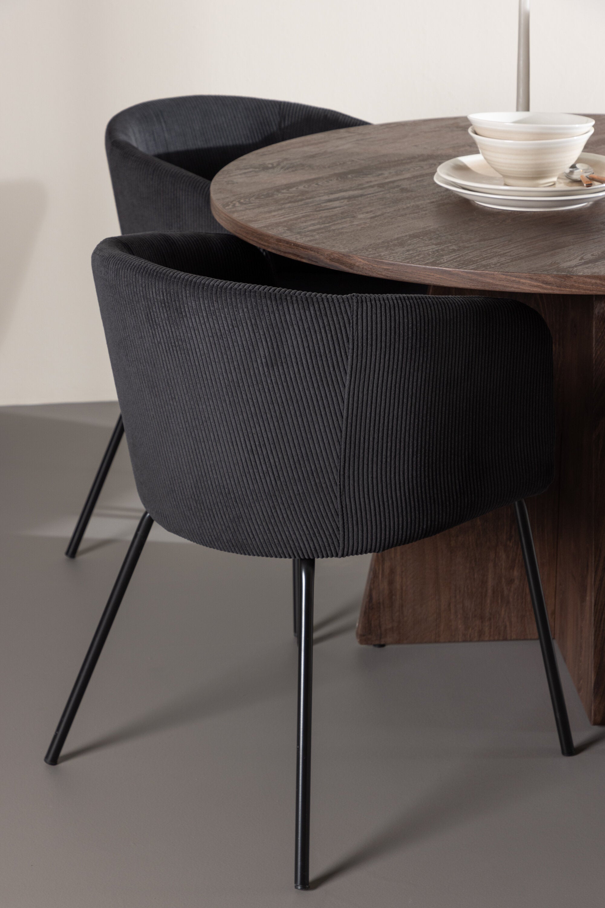 Bootcut-Esszimmertisch mit Berit-Stühlen in präsentiert im Onlineshop von KAQTU Design AG. Bartischset ist von Venture Home