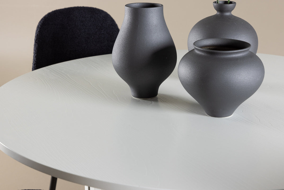 Härön Esstisch mit Polar Stühlen in Schwarz präsentiert im Onlineshop von KAQTU Design AG. Esszimmerset ist von Venture Home