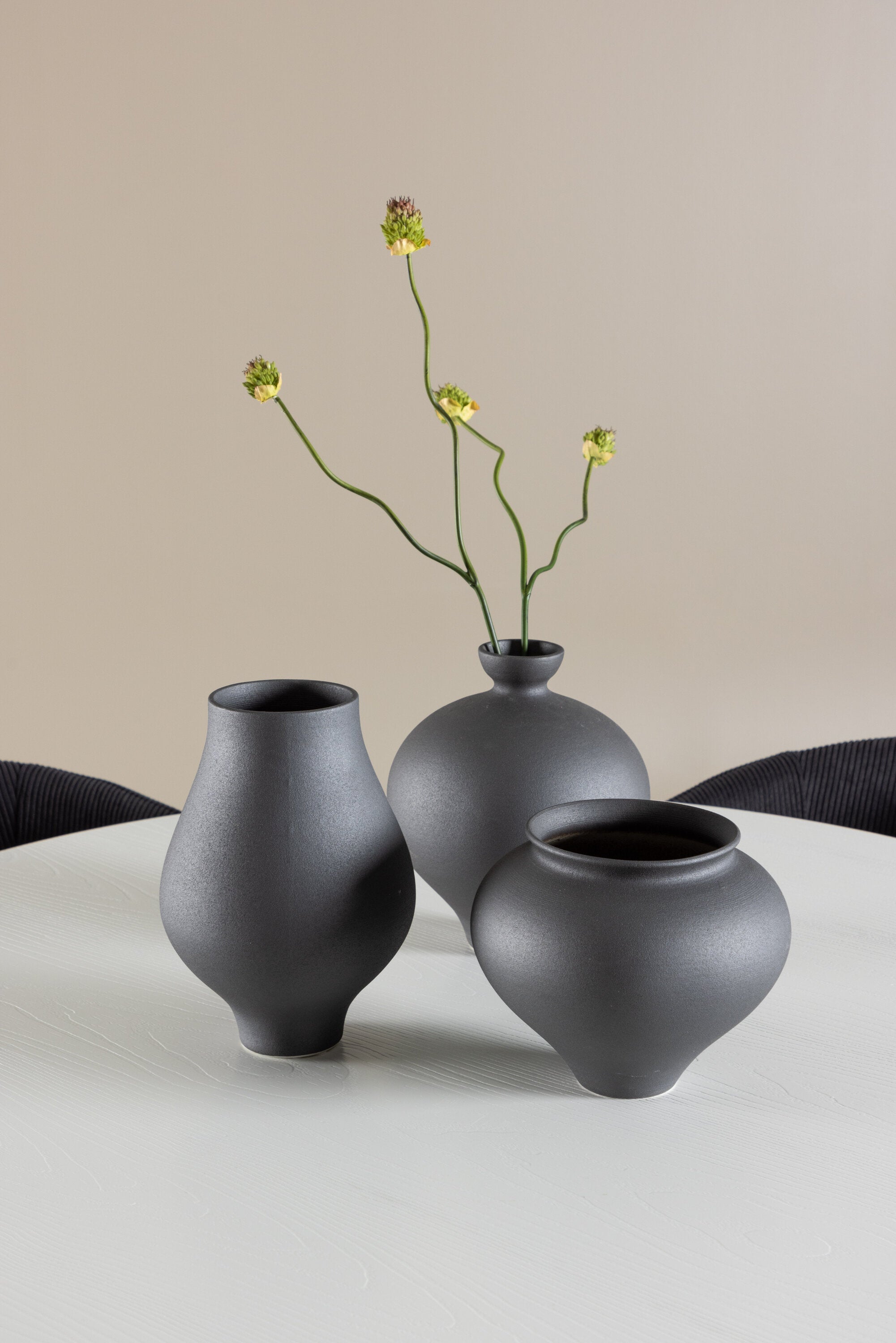 Härön Esstisch mit Berit Stühlen in präsentiert im Onlineshop von KAQTU Design AG. Bartischset ist von Venture Home