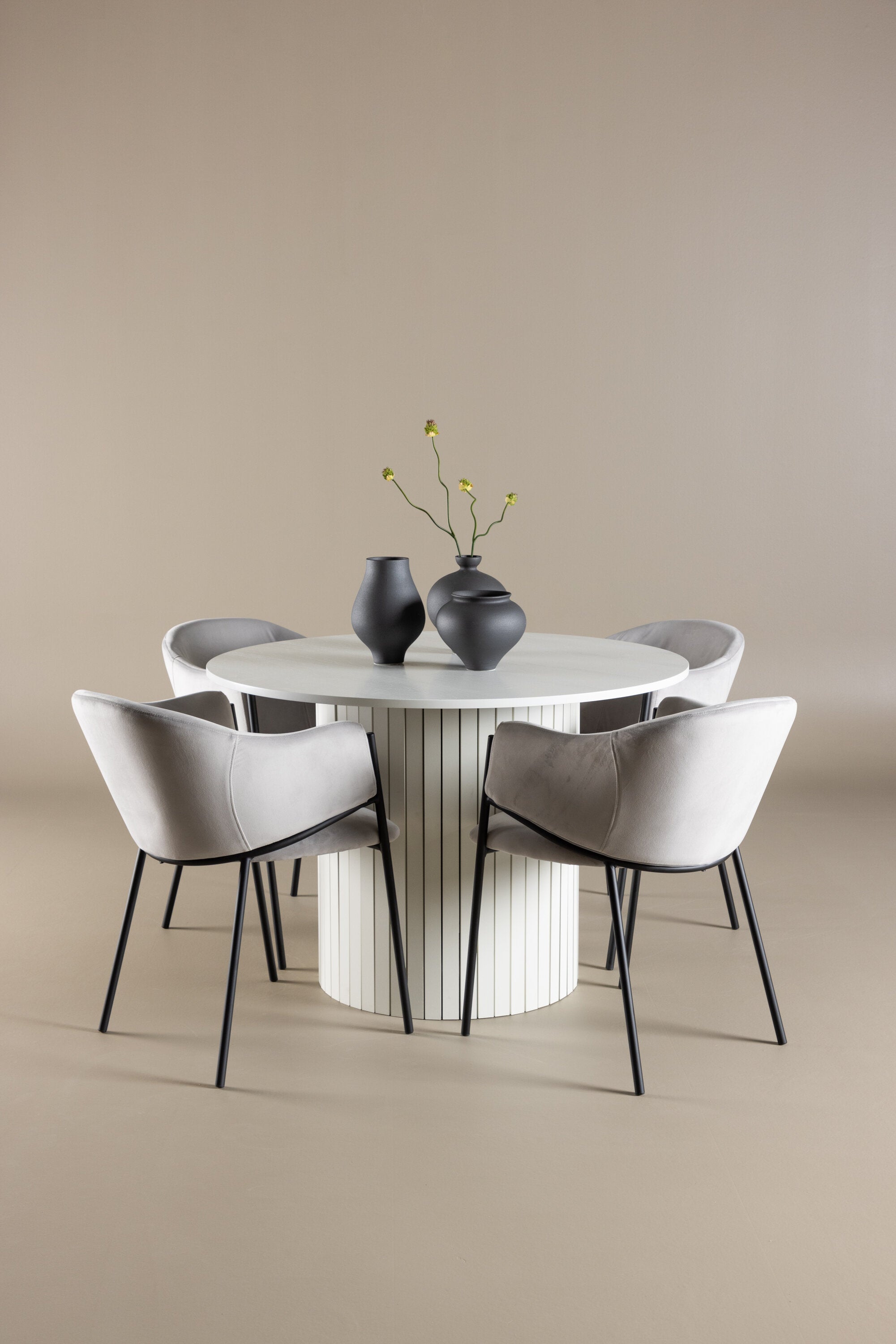 Härön Esstisch mit Stühlen von Evelina in präsentiert im Onlineshop von KAQTU Design AG. Bartischset ist von Venture Home
