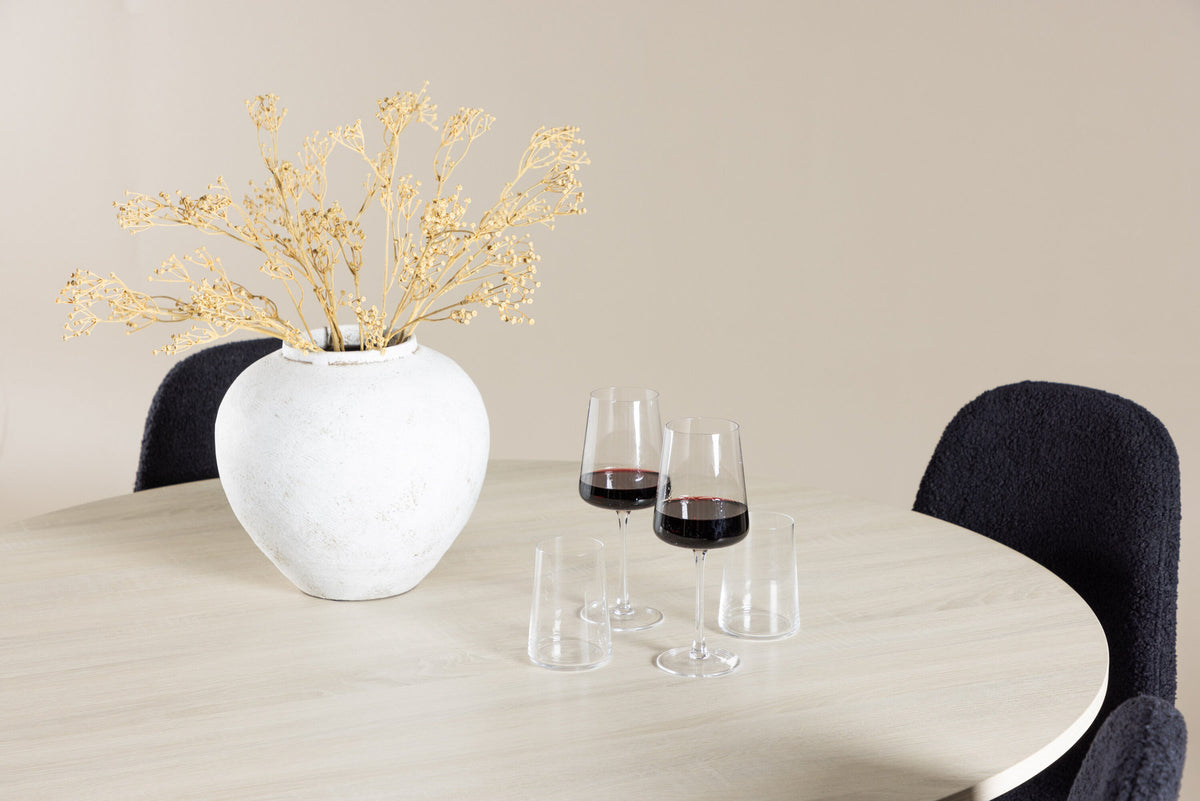 Lanzo Esstisch mit Polar Stühlen in Schwarz präsentiert im Onlineshop von KAQTU Design AG. Esszimmerset ist von Venture Home