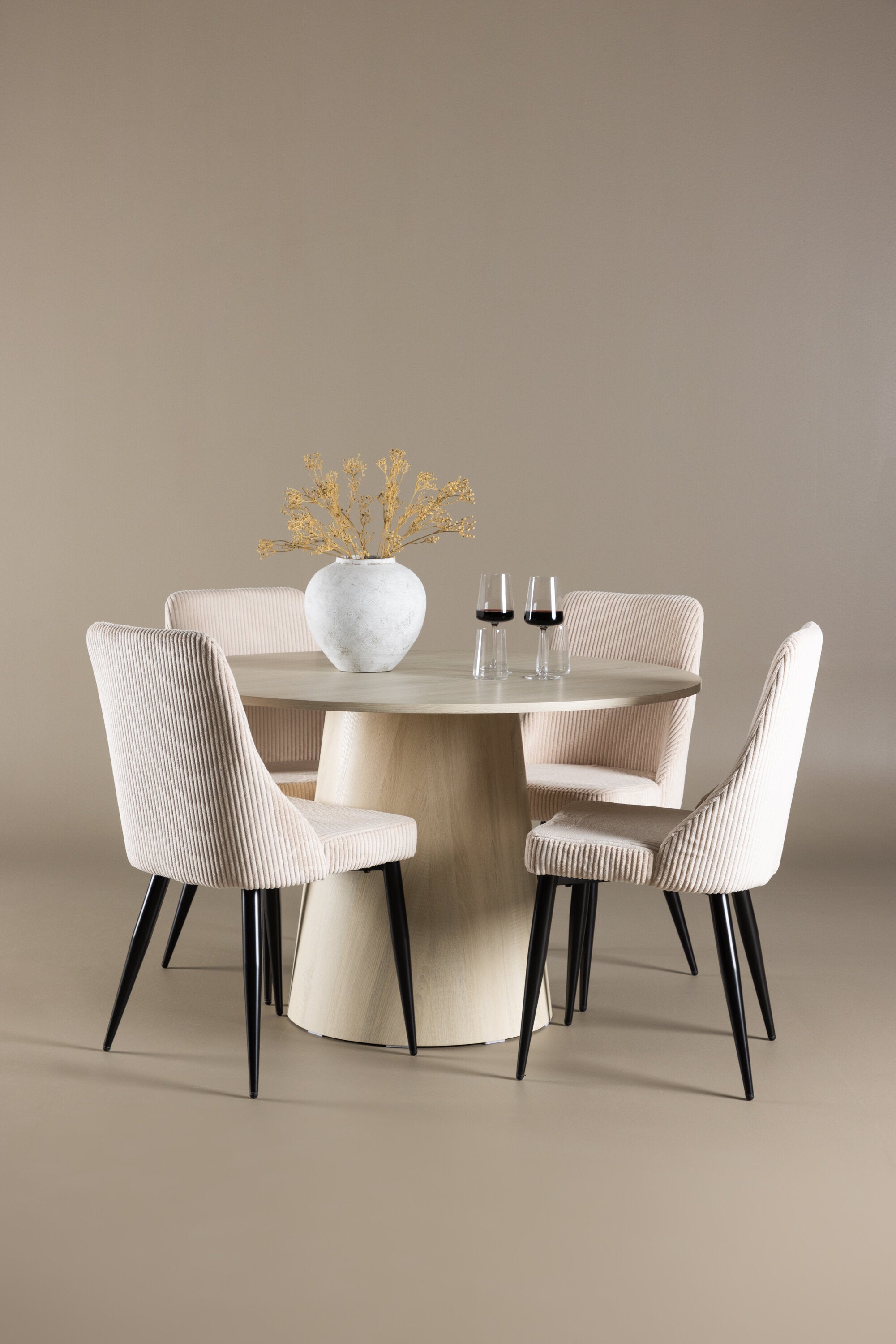 Lanzo Esstisch mit Leone Stühlen in präsentiert im Onlineshop von KAQTU Design AG. Bartischset ist von Venture Home