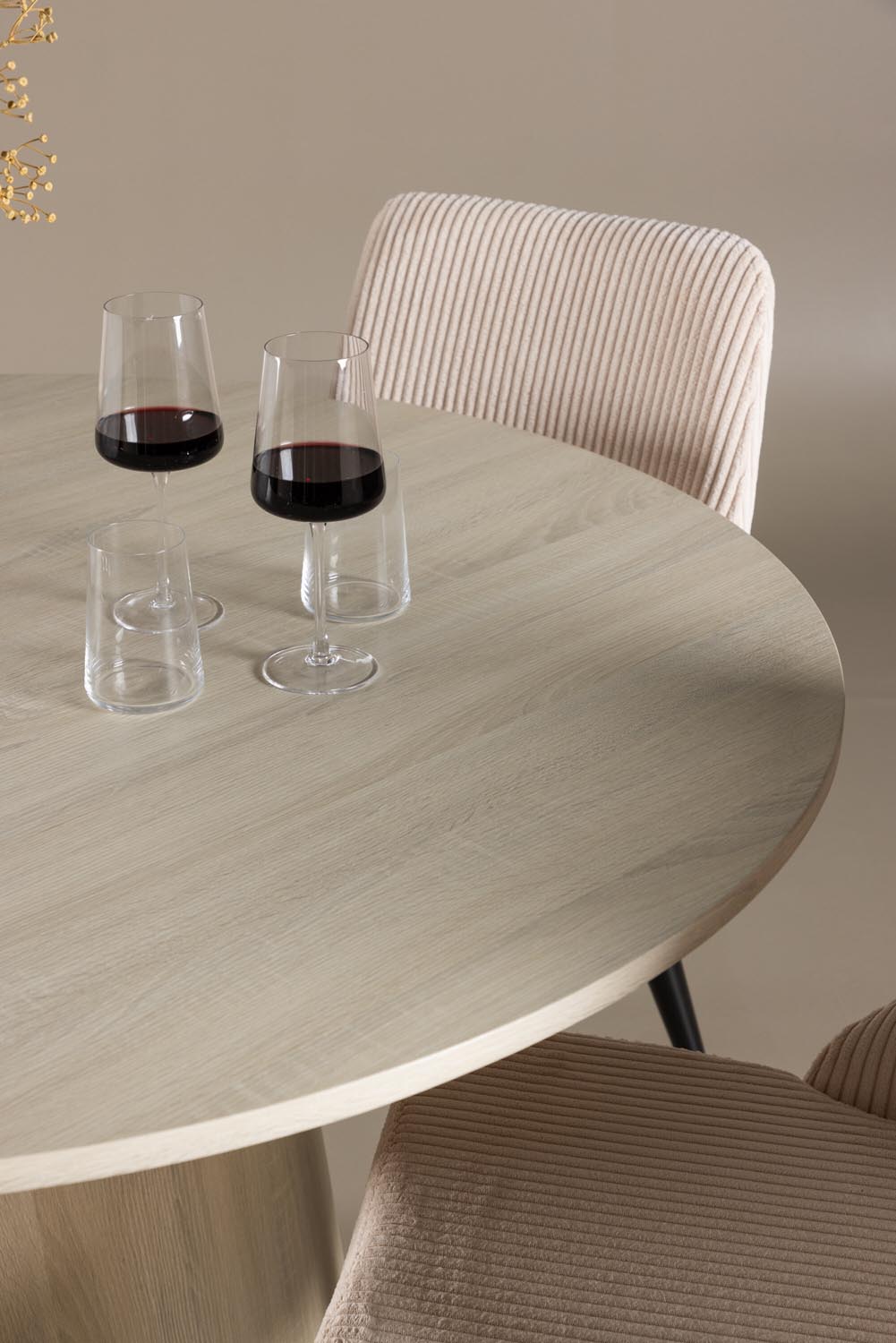 Lanzo Esstisch mit Leone Stühlen in präsentiert im Onlineshop von KAQTU Design AG. Bartischset ist von Venture Home