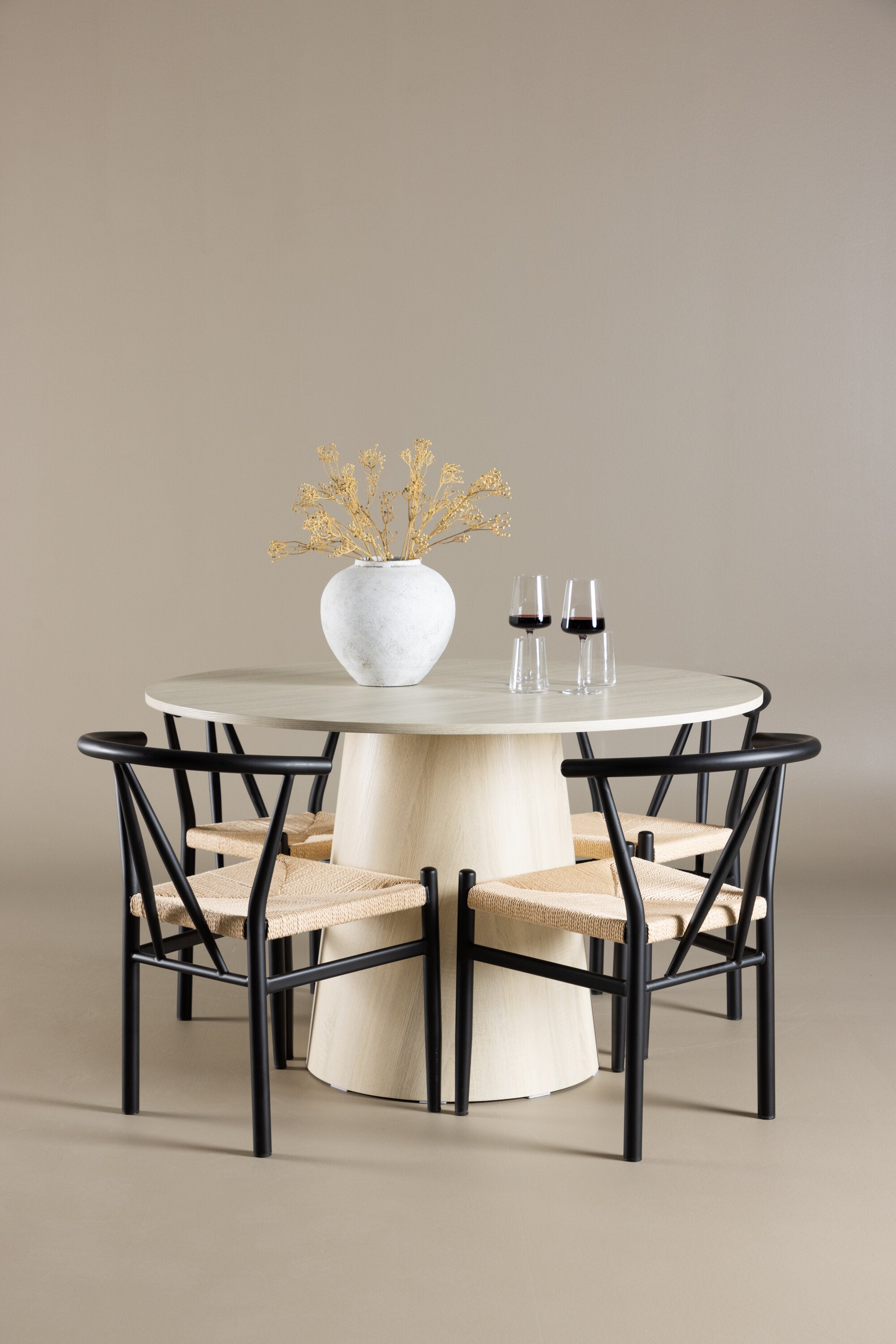 Lanzo Esszimmertisch mit Alfons Stühlen in präsentiert im Onlineshop von KAQTU Design AG. Bartischset ist von Venture Home