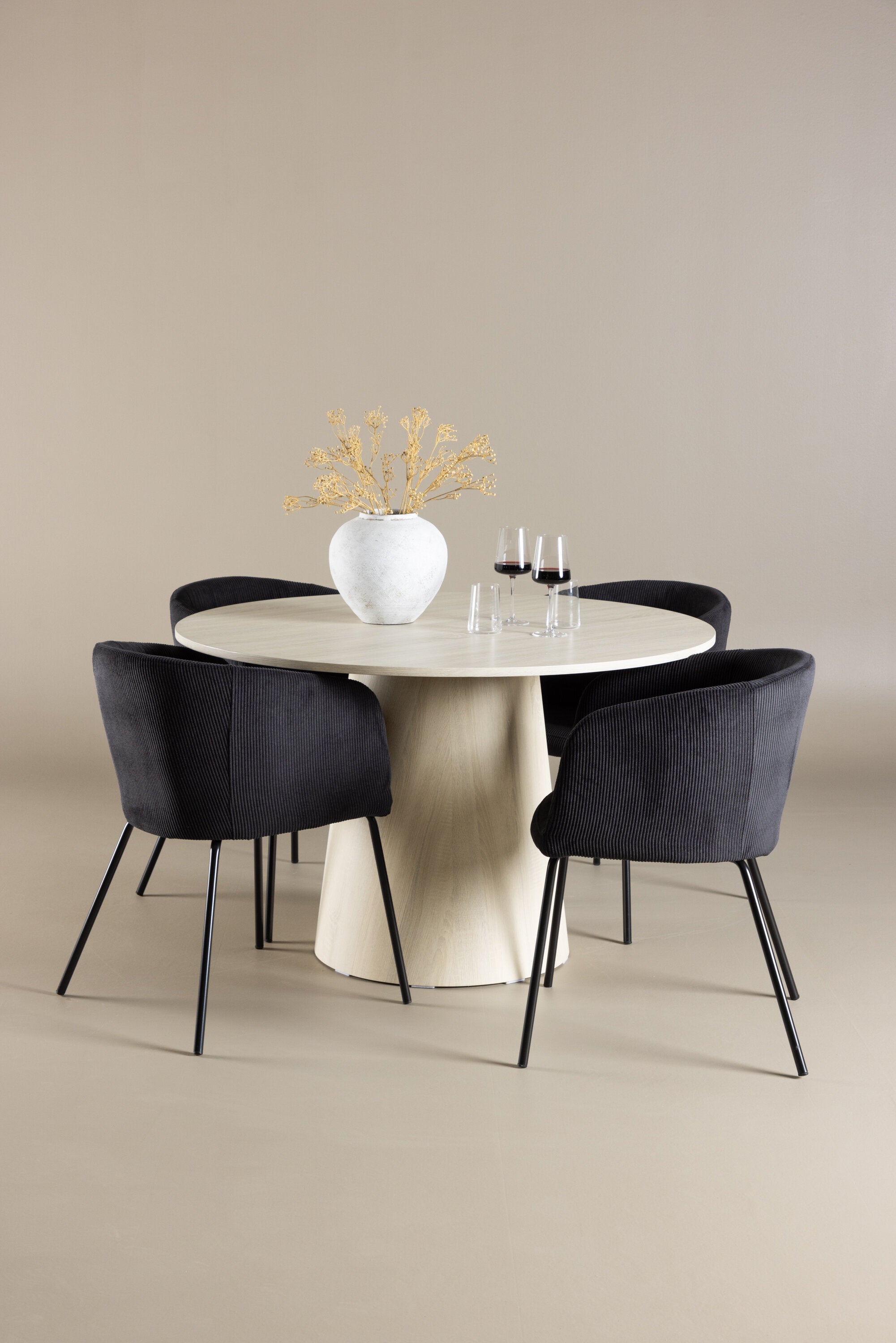 Lanzo Esstisch mit Stühlen von Berit in präsentiert im Onlineshop von KAQTU Design AG. Bartischset ist von Venture Home