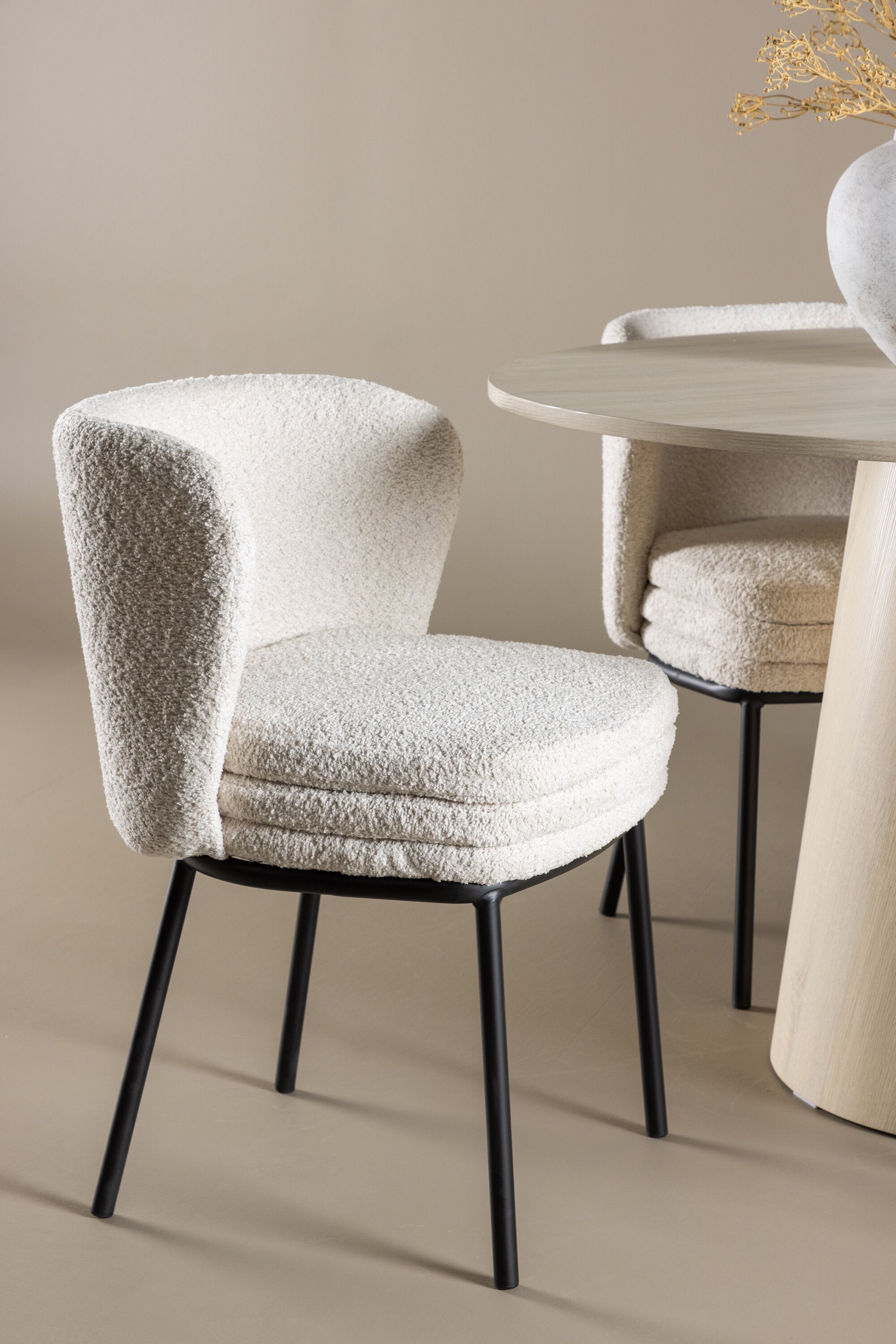 Lanzo Esstisch mit Agnes Stühlen in präsentiert im Onlineshop von KAQTU Design AG. Bartischset ist von Venture Home