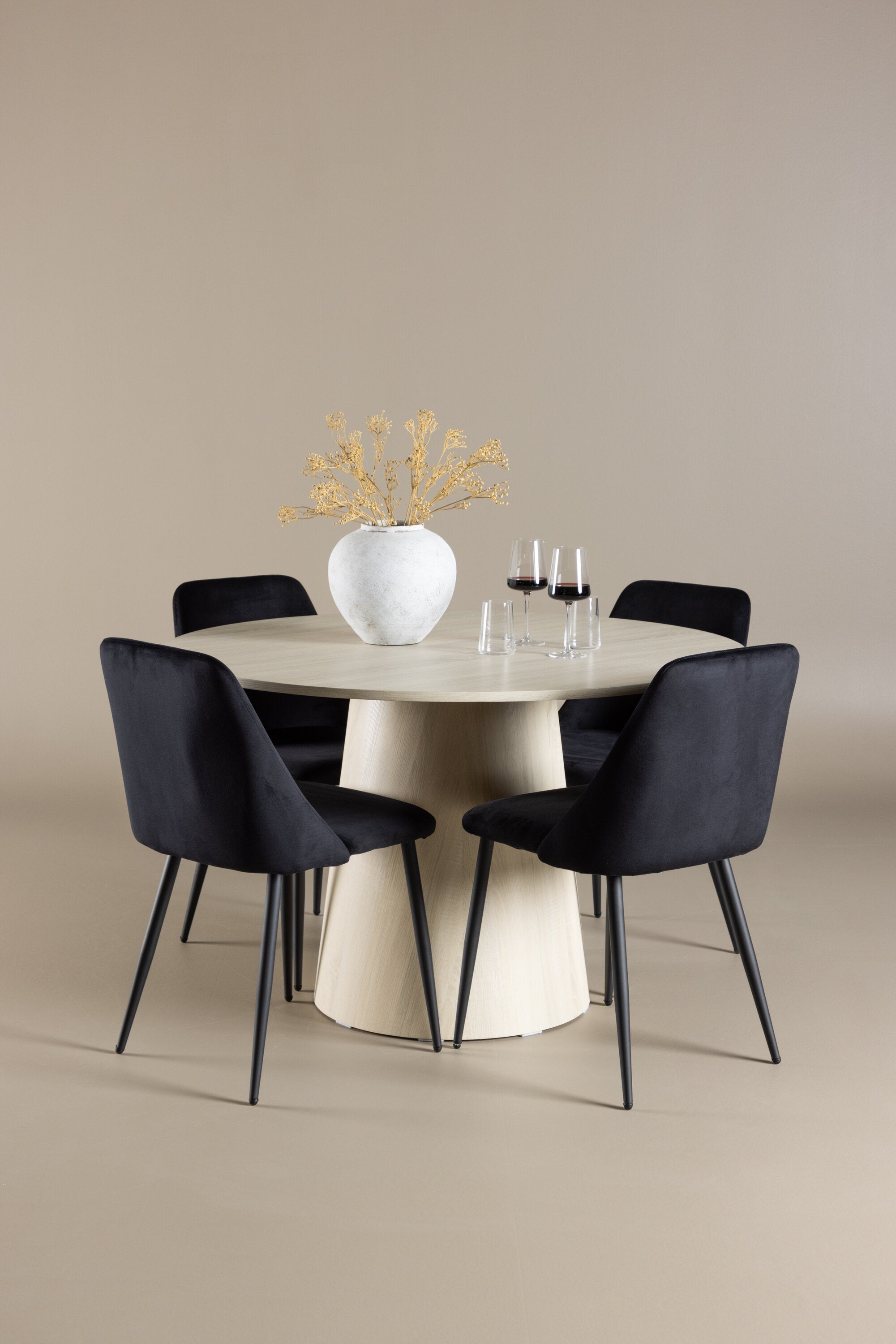 Lanzo Esstisch mit Night Stühlen in präsentiert im Onlineshop von KAQTU Design AG. Bartischset ist von Venture Home