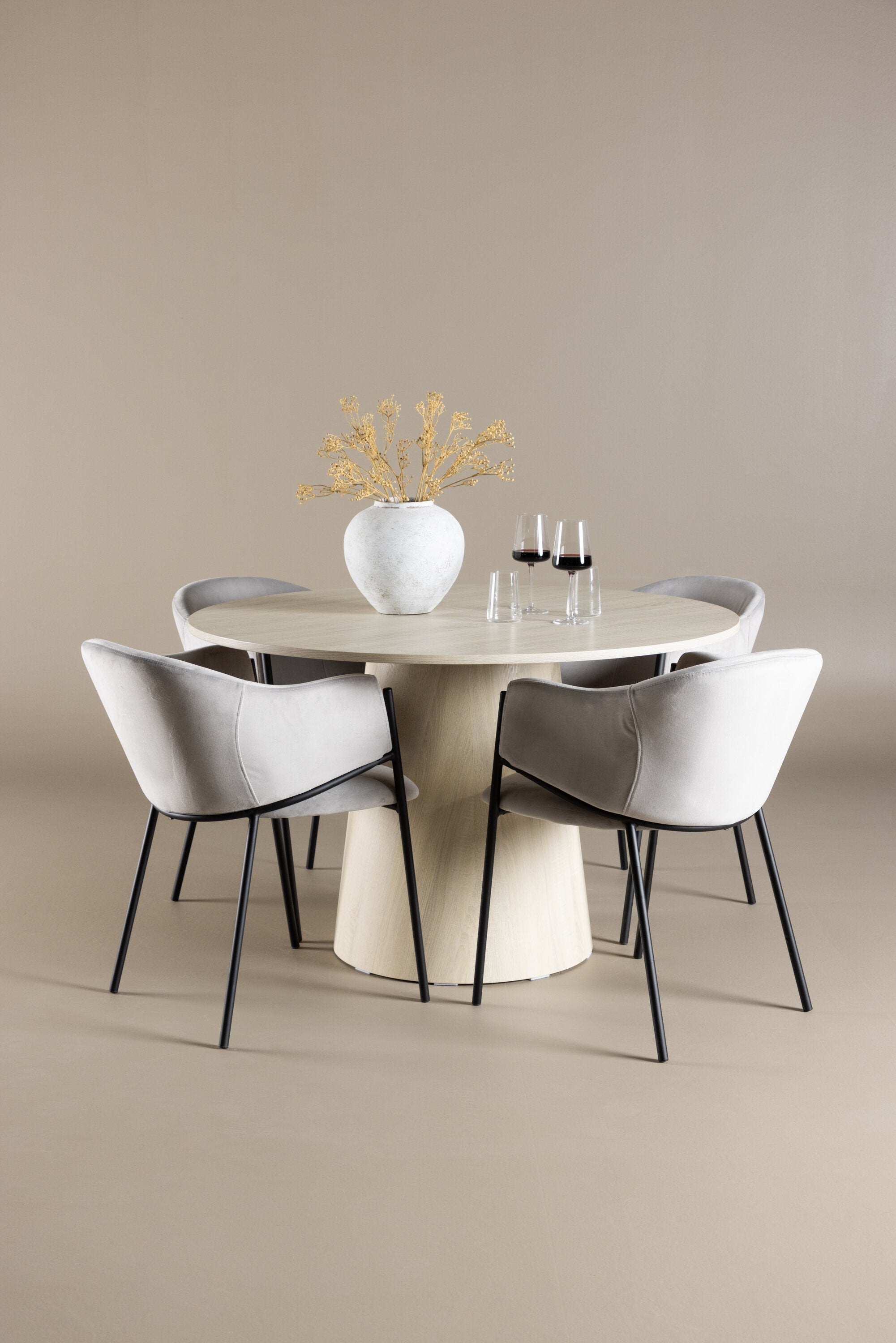 Lanzo Esstisch mit Evelina Stühlen in präsentiert im Onlineshop von KAQTU Design AG. Bartischset ist von Venture Home