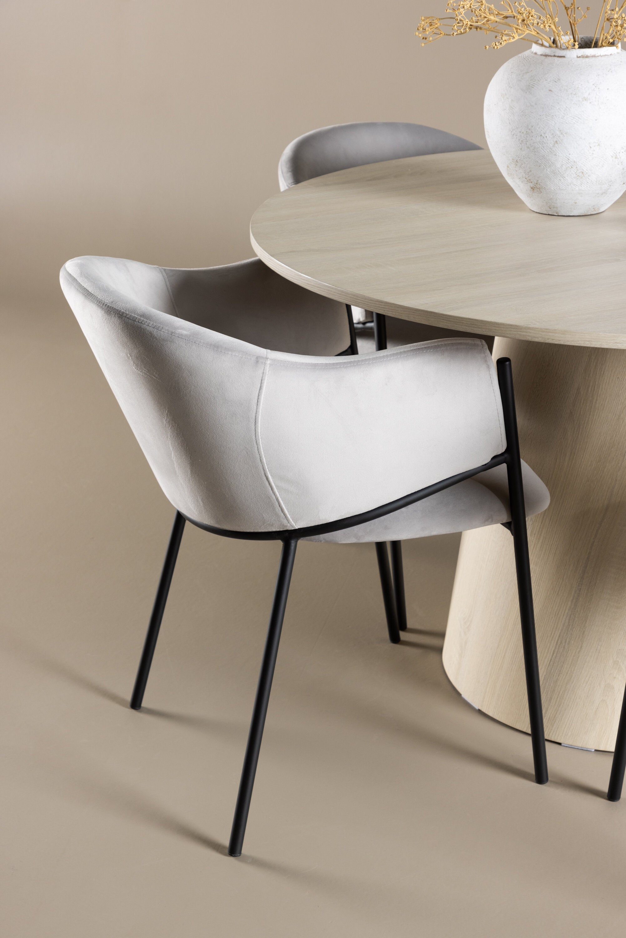 Lanzo Esstisch mit Evelina Stühlen in präsentiert im Onlineshop von KAQTU Design AG. Bartischset ist von Venture Home