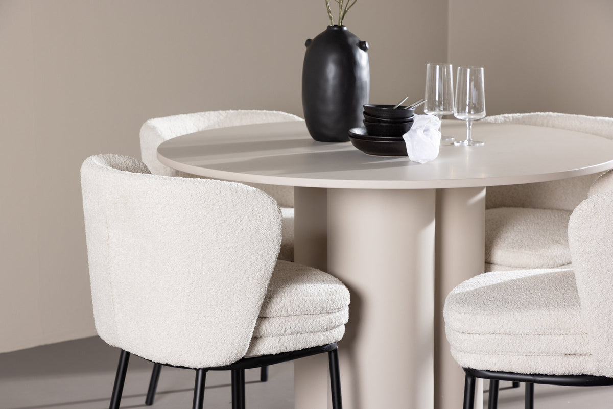 Olivia Esstisch mit Agnes Stühlen in Weiss präsentiert im Onlineshop von KAQTU Design AG. Esszimmerset ist von Venture Home