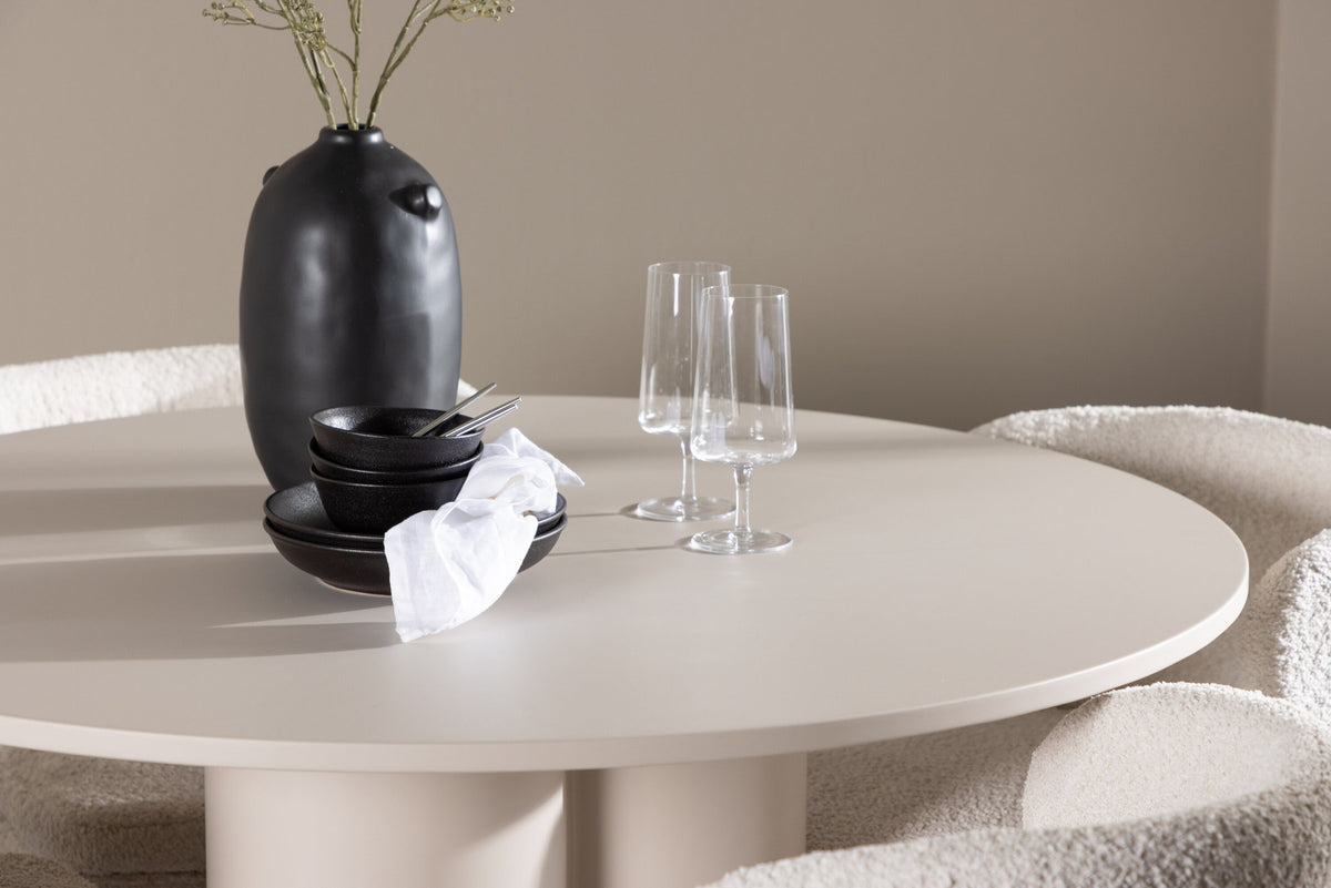 Olivia Esstisch mit Agnes Stühlen in Weiss präsentiert im Onlineshop von KAQTU Design AG. Esszimmerset ist von Venture Home