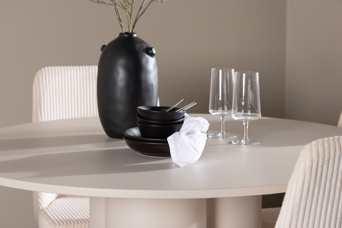Olivia Esstisch mit Leone Stühlen in Beige präsentiert im Onlineshop von KAQTU Design AG. Esszimmerset ist von Venture Home