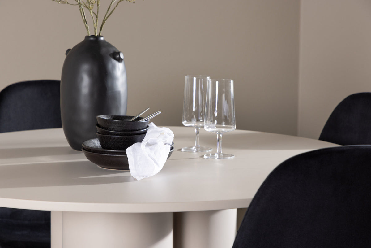 Olivia Esstisch mit Polar Stühlen in Schwarz präsentiert im Onlineshop von KAQTU Design AG. Esszimmerset ist von Venture Home