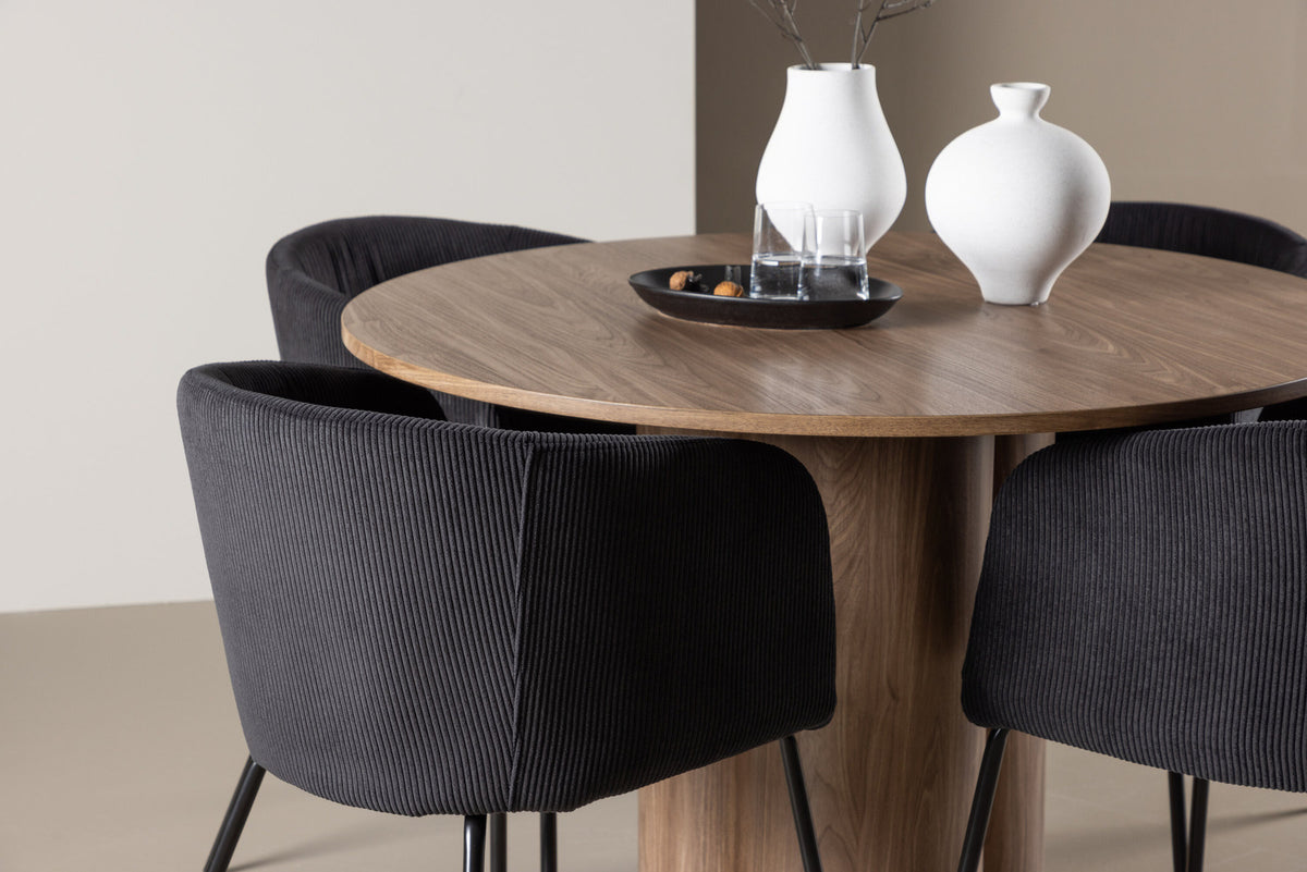 Olivia Esstisch mit Stühlen von Berit in Schwarz präsentiert im Onlineshop von KAQTU Design AG. Esszimmerset ist von Venture Home